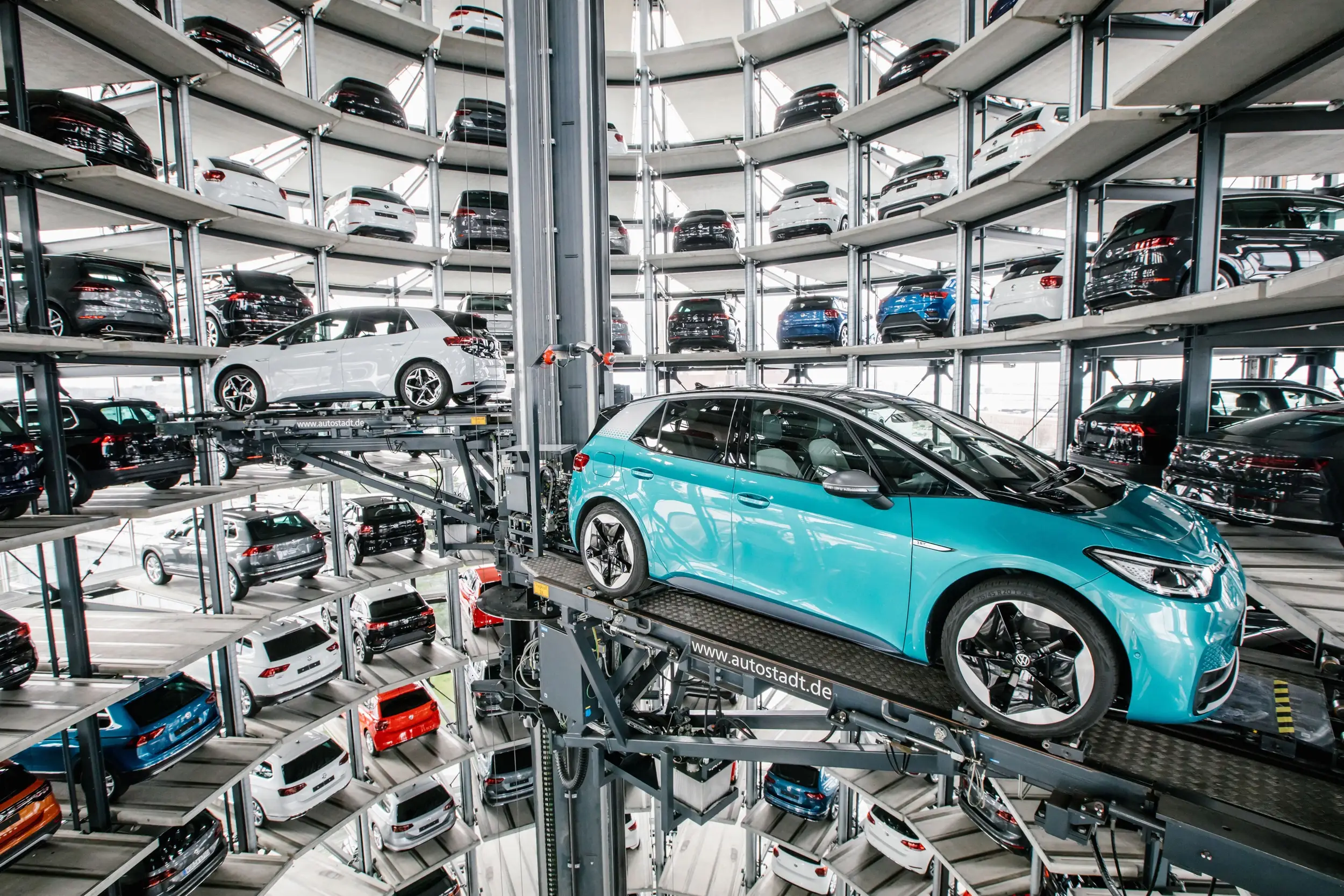 faszinierender Autoturm mit vielen Neuwagen in der Autostadt Wolfsburg