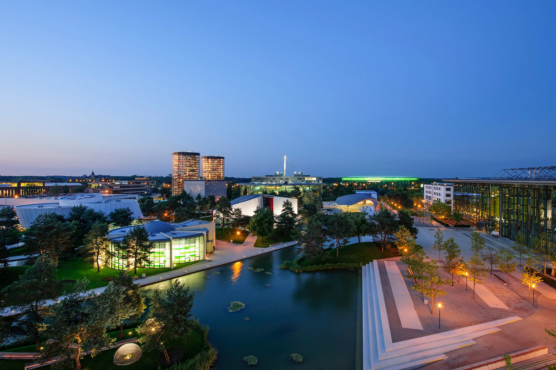 Panoramablick auf die Autostadt Wolfsburg in der Dämmerung