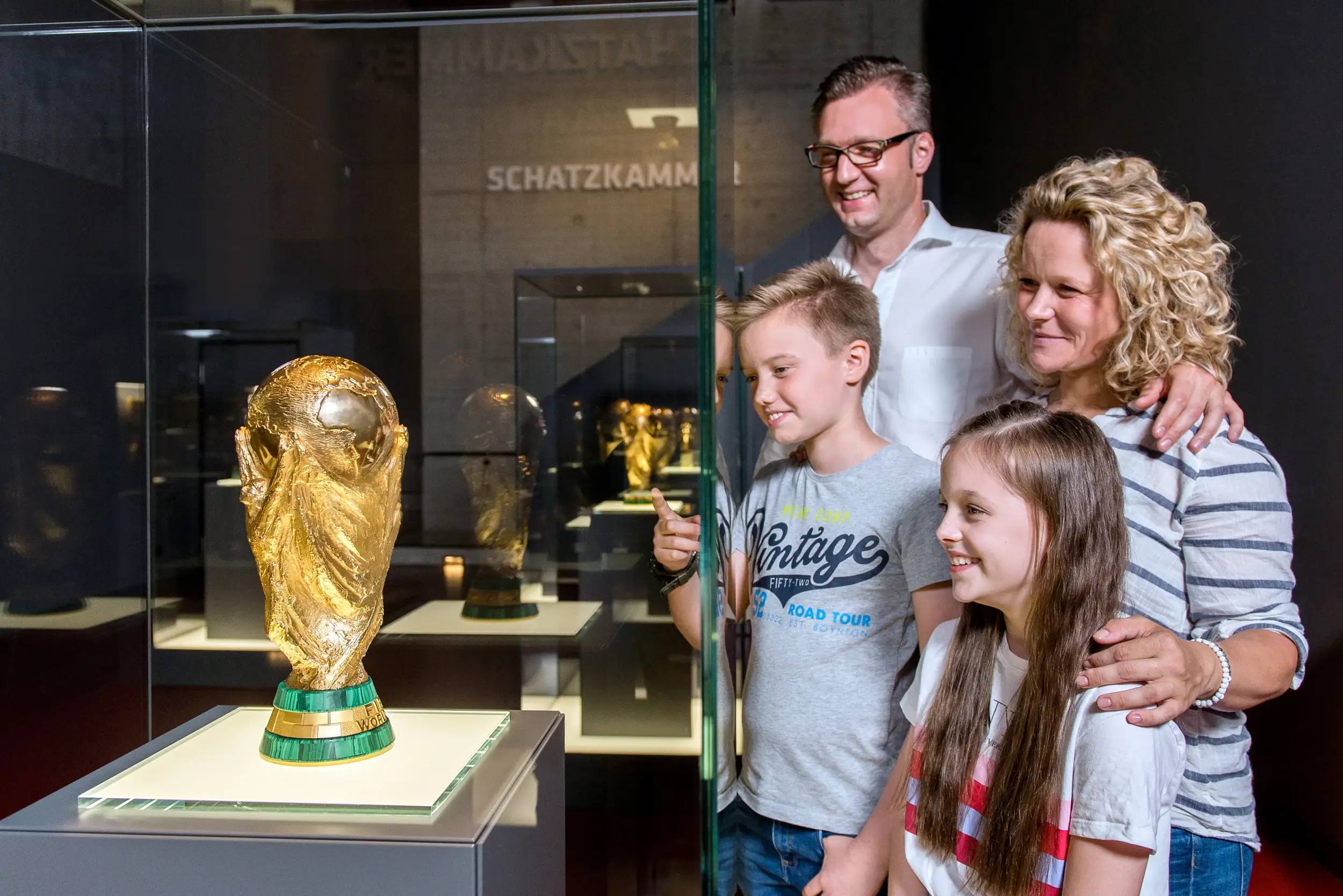 fröhliche Familie am WM Pokal im Deutschen Fußballmuseum