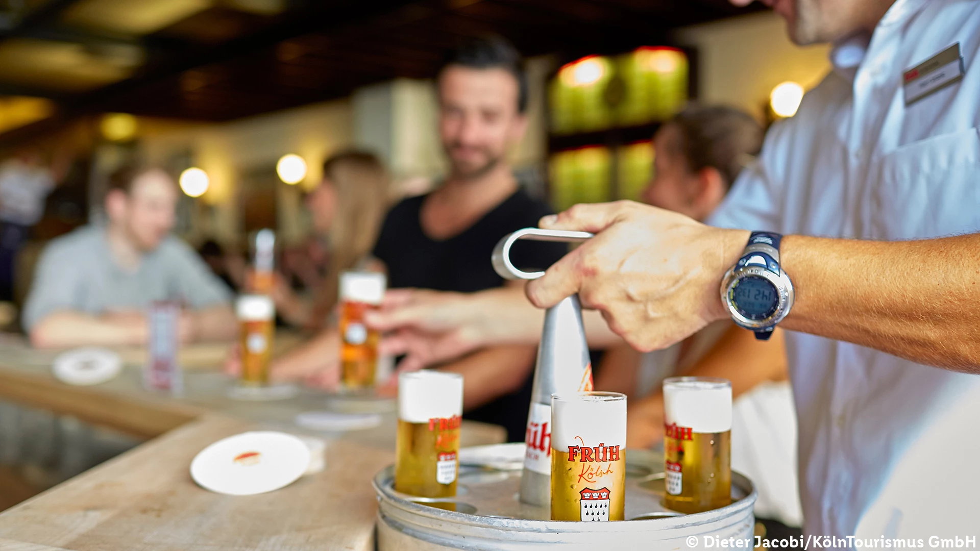 Früh Kölsch wird serviert auf der Brauhaustour beim Kurztrip Köln