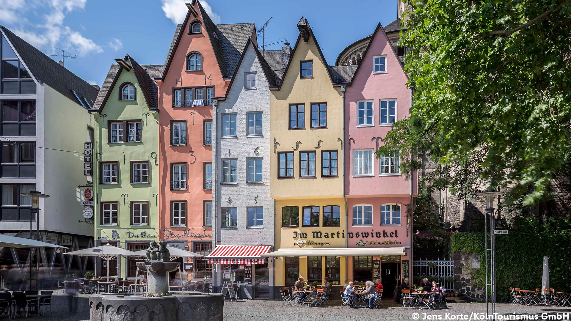 Im Martinswinkel, Jahrhunderte alte Häuser in der Kölner Altstadt mit Straßencafe