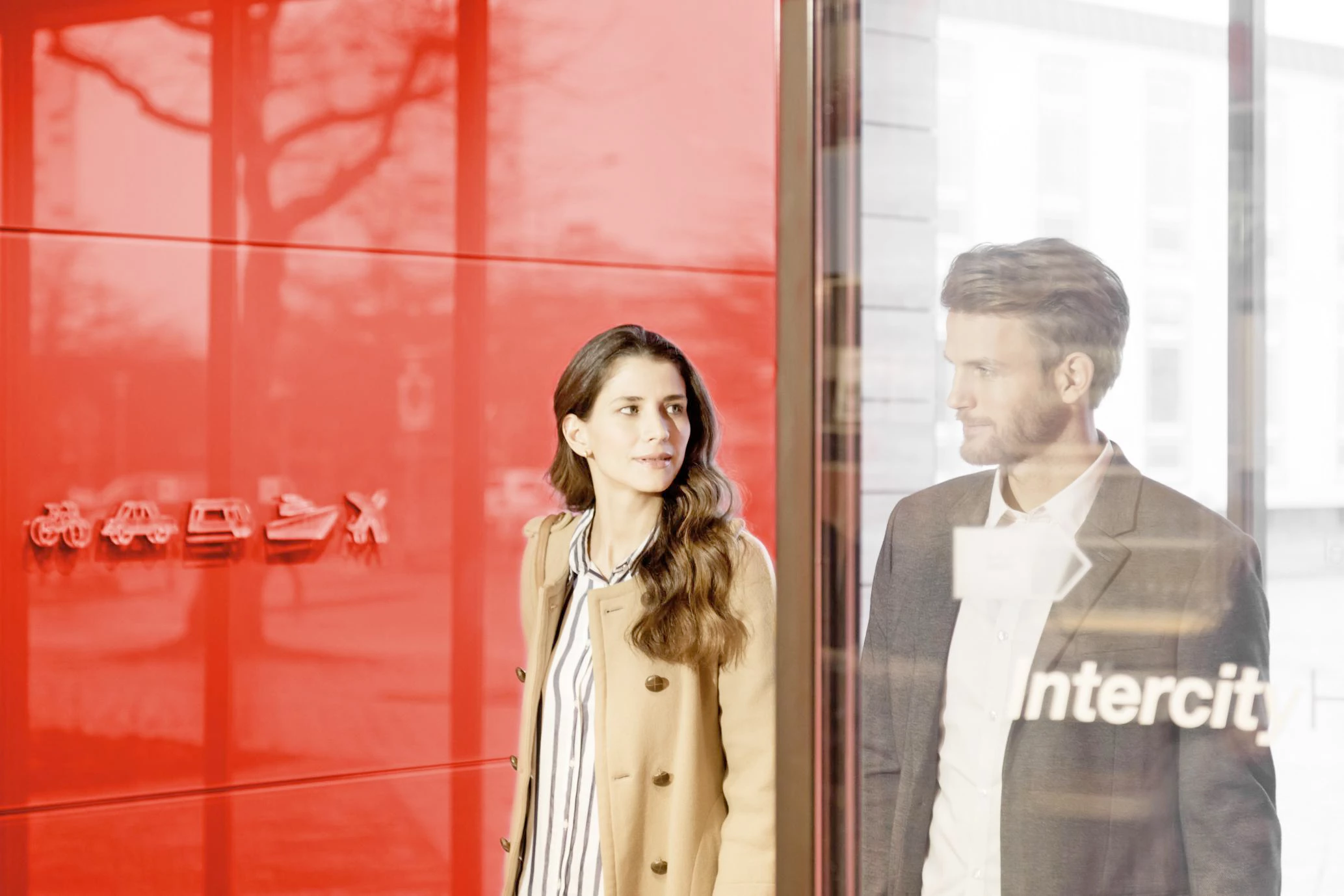 Junges Paar betritt den Eingang im IntercityHotel Frankfurt Hbf Süd