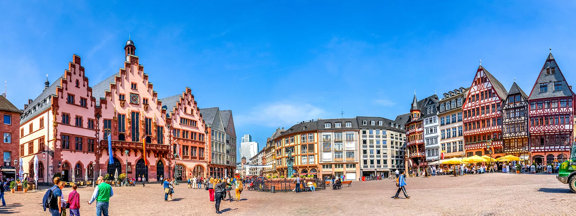 360 Grad-Blick auf den sommerlichen Römerberg mit seinen bunten Fachwerkhäusern in Frankfurt am Main