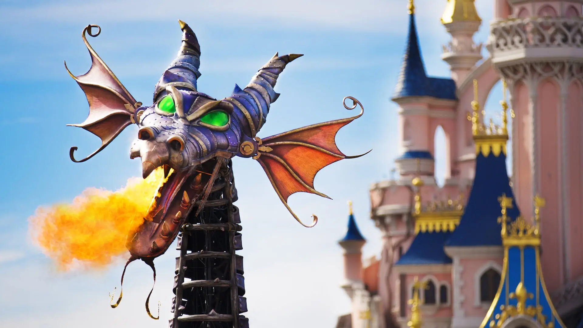 Speiender Feuerdrache im Disneyland Paris mit Hotel