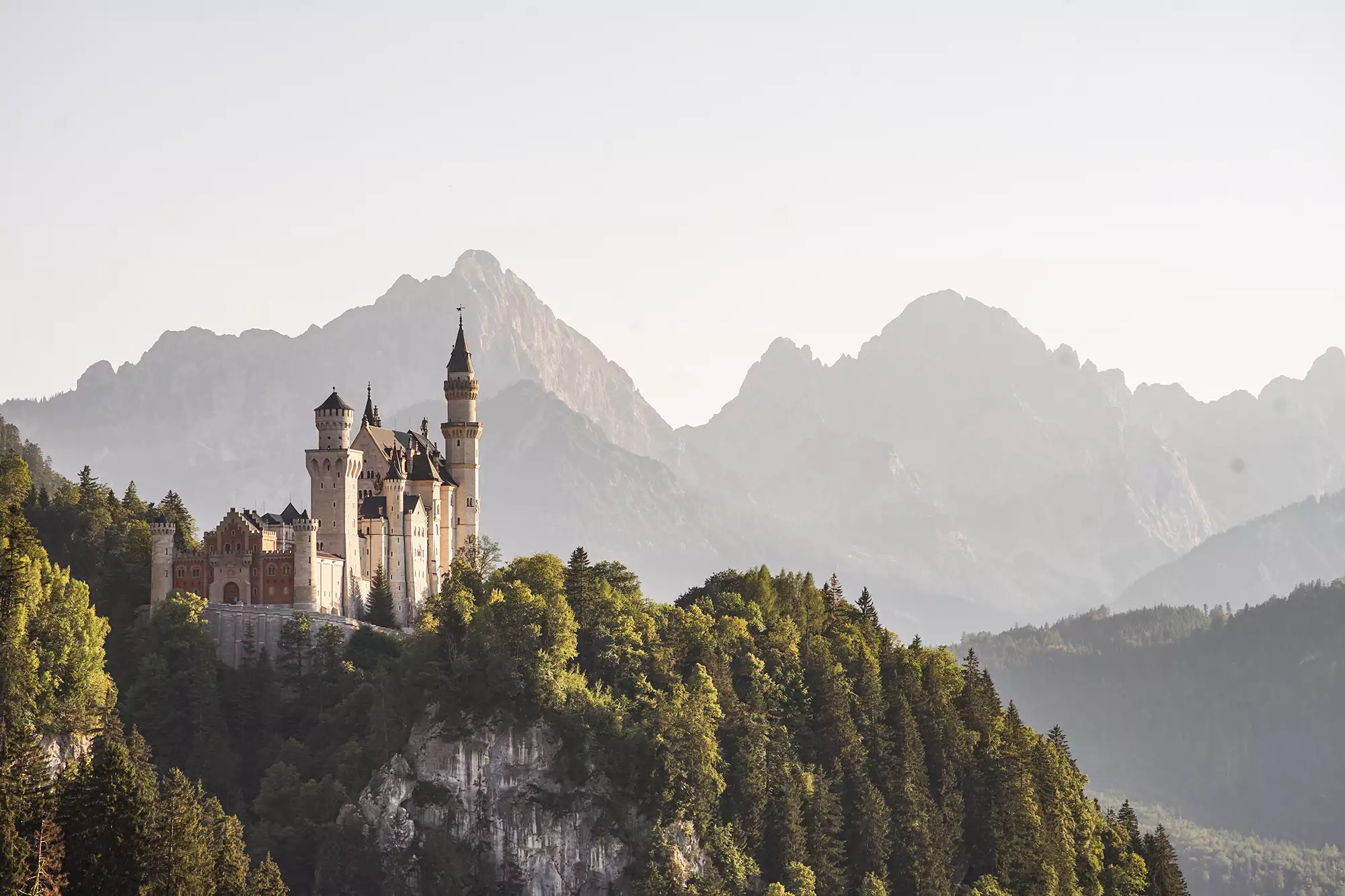 Blick auf Schloss Neuschwanstein im Hintergrund die Alpen