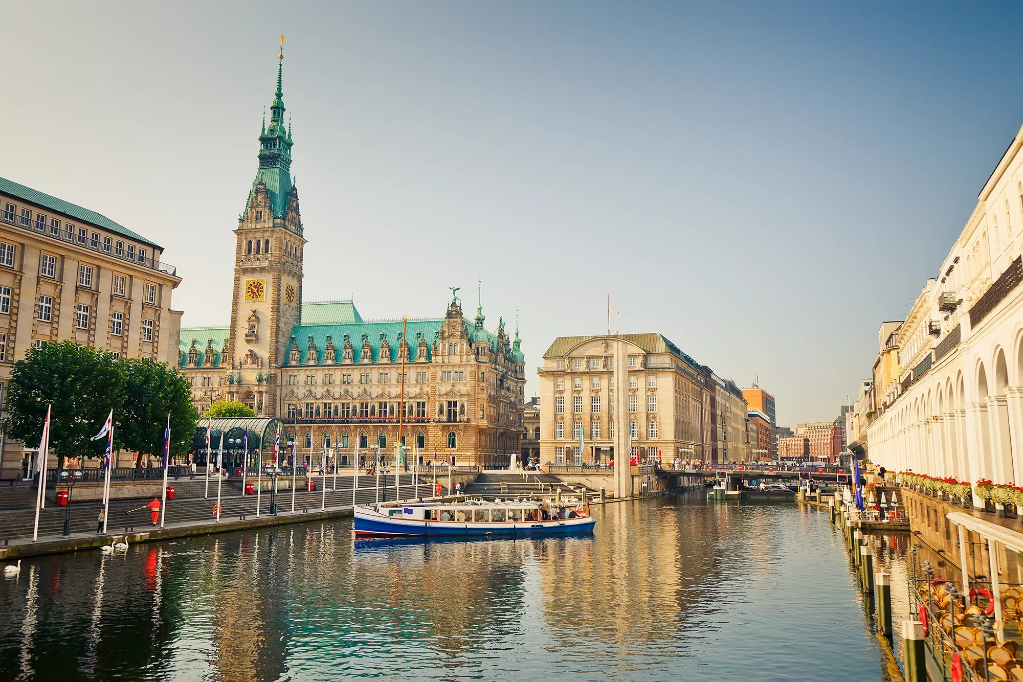 Rathaus mit Blick vom Seitenkanal bei einer Reise Bahn und Hotel Hamburg