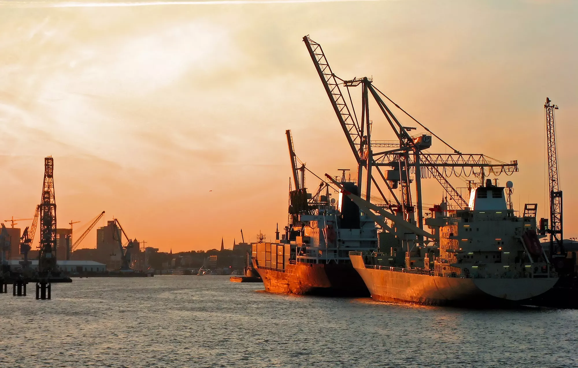 Schiffe im Abendlicht im Hamburger Hafen bringt Freude beim Kurzurlaub Hamburg