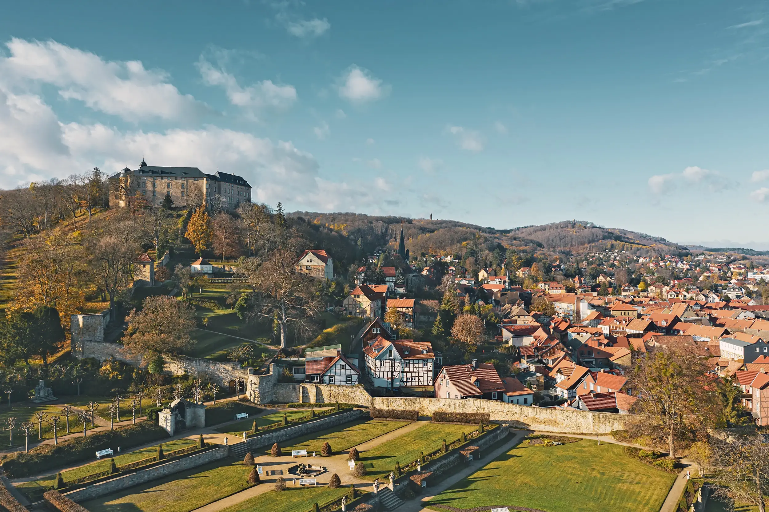 Panoramablick auf Blankenburg im Herbst bei einer Reise zum Brocken mit Hotel