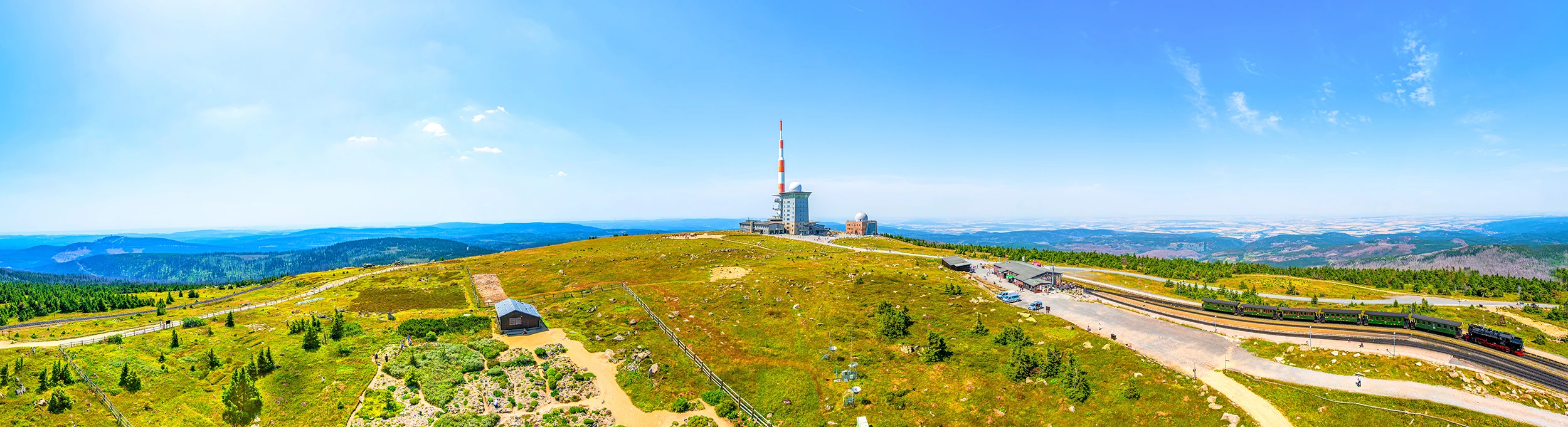 Panoramablick auf den Brocken mit dem Wetterstation im Nationalpark Harz