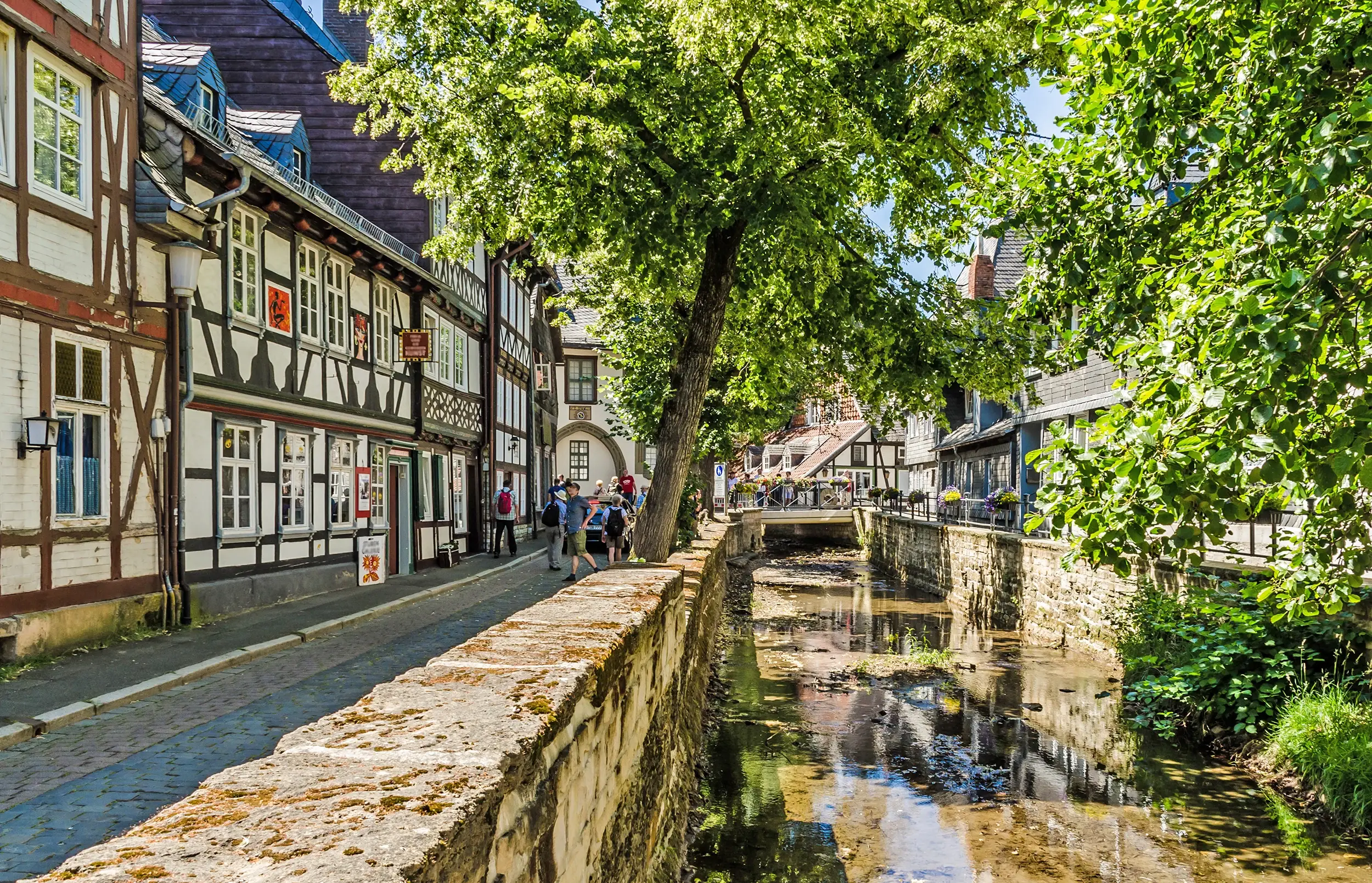 Goslar An der Abzucht - die Oker wird umzäumt von alten Fachwerkhäusern