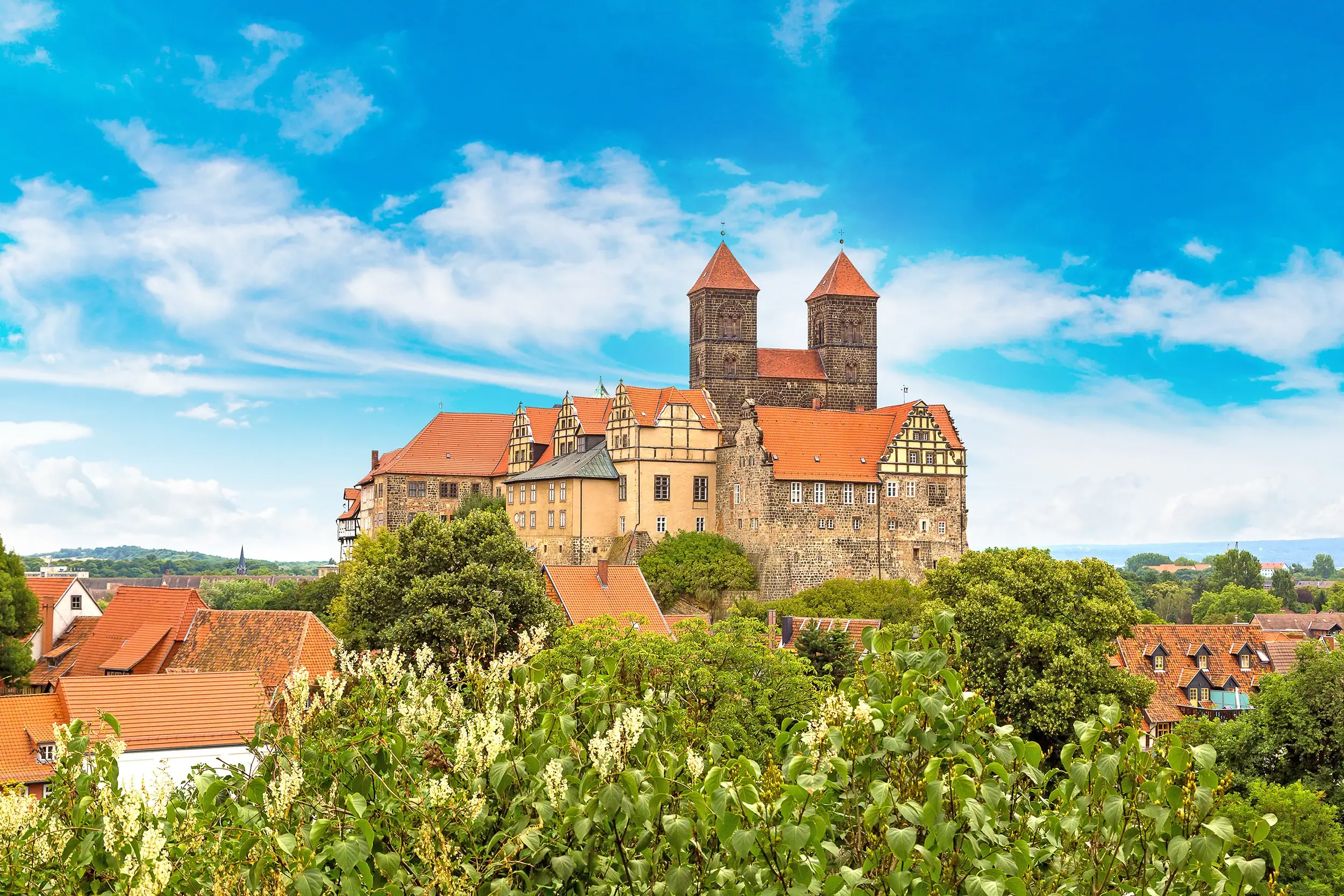 Blick auf Schlossberg in Quedlinburg vor strahlend blauem Himmel bei einem Besuch zum Brocken mit Hotel