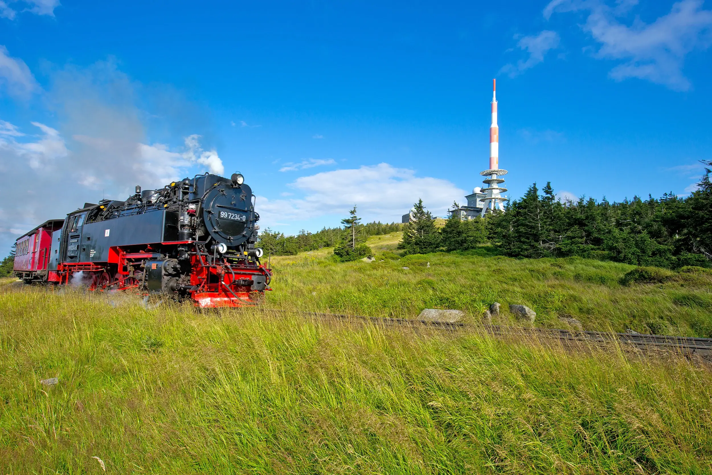 Idyllische Fahrt mit der Schmalspurbahn zum Brocken mit Hotel