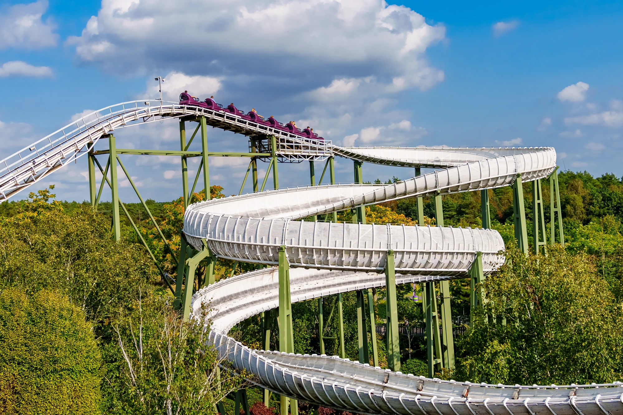 Blick auf die Waggons in der weißen Bobbahn vor blauem Himmel im Heide Park Soltau