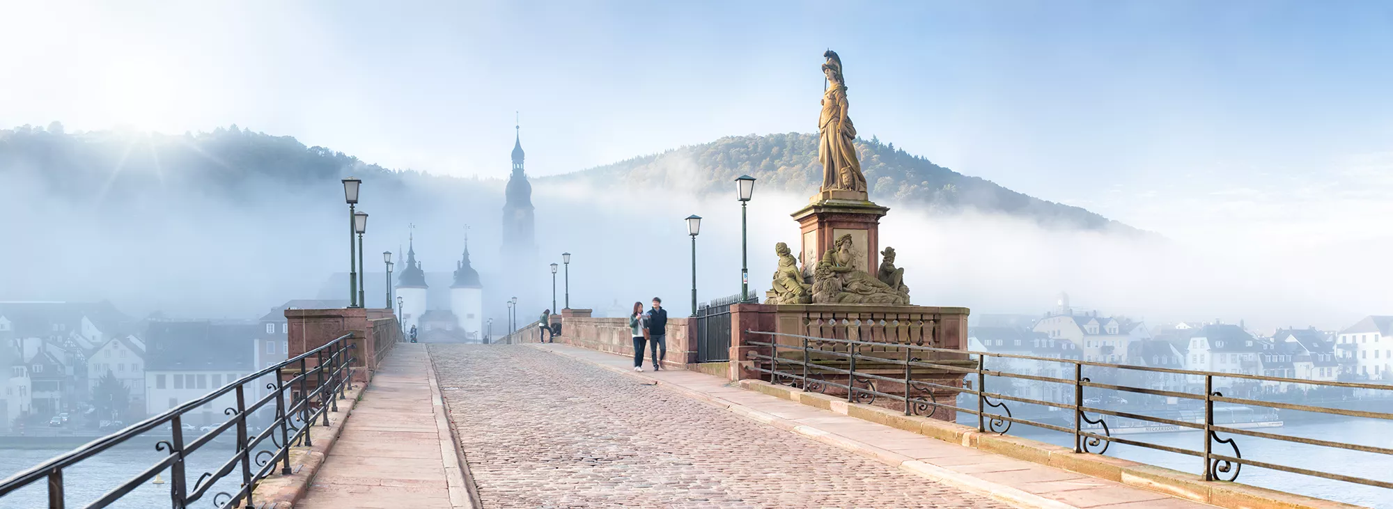 Alte Brücke im Nebel bei einem Heidelberg Urlaub