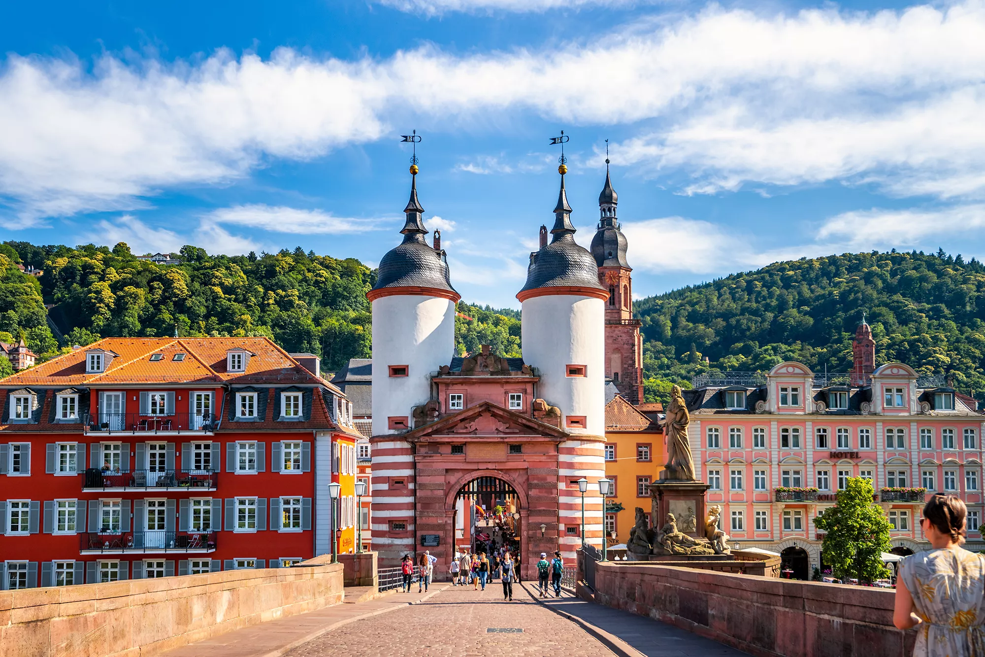 Auf der Alten Brücke bei Sonnenschein bei einem Heidelberg Urlaub