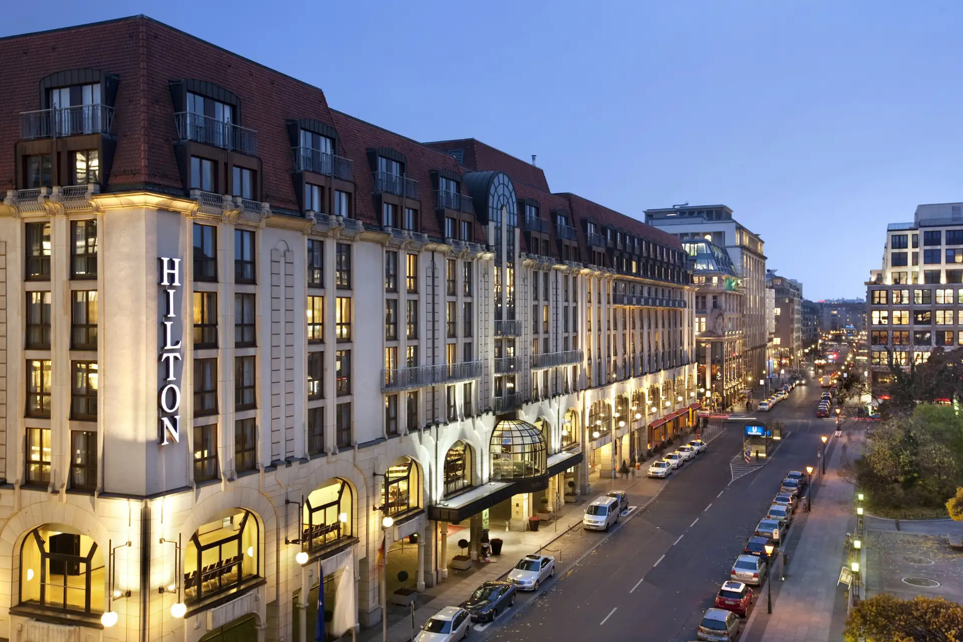 Hotelgutschein für Hilton Symbolbild: Außenansicht des Hilton Berlin am Abend