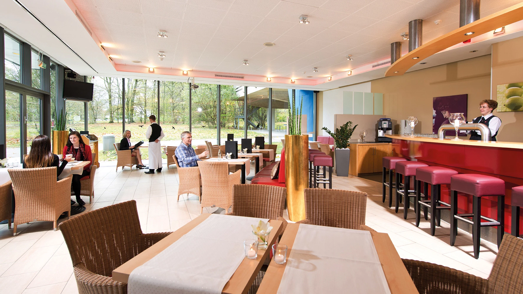 Restaurant mit großer bodentiefer Fensterfront im Leonardo Hotel Hannover