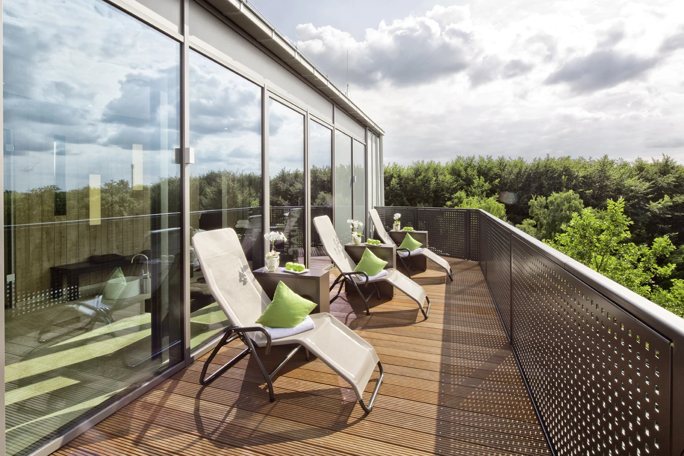 Mövenpick Münster, Terrasse im Wellnessbereich bei Sonnenschein mit Blick ins Grüne