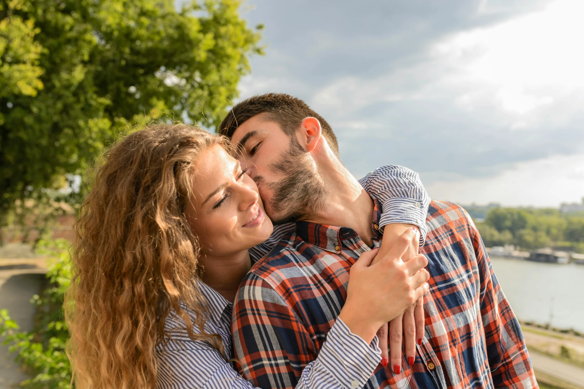 Verliebtes junges Paar glücklich am lachen und umarmen