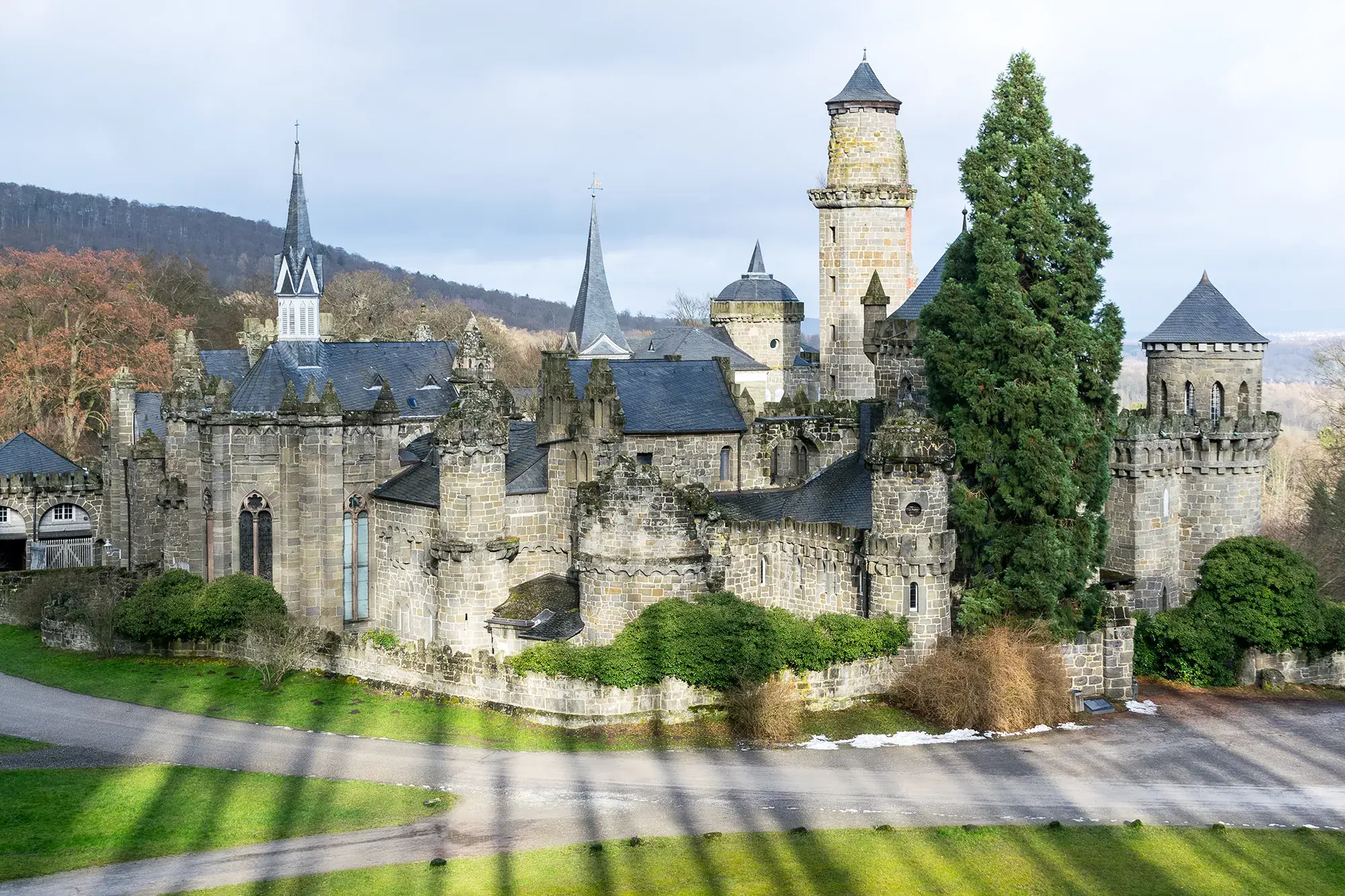 Die Löwenburg im Bergpark Wilhelmshöhe in Kassel mit verwinkelten Architektur und romantisch wirkenden Türme und Kuppeln
