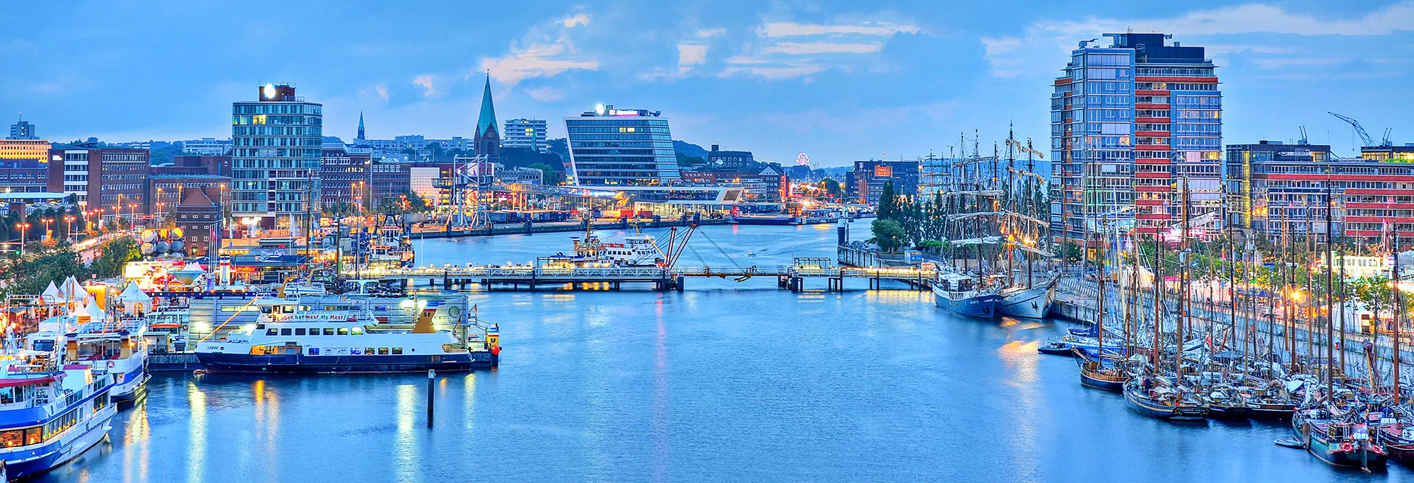 Hafenpanorama in der blauen Stunde in Kiel