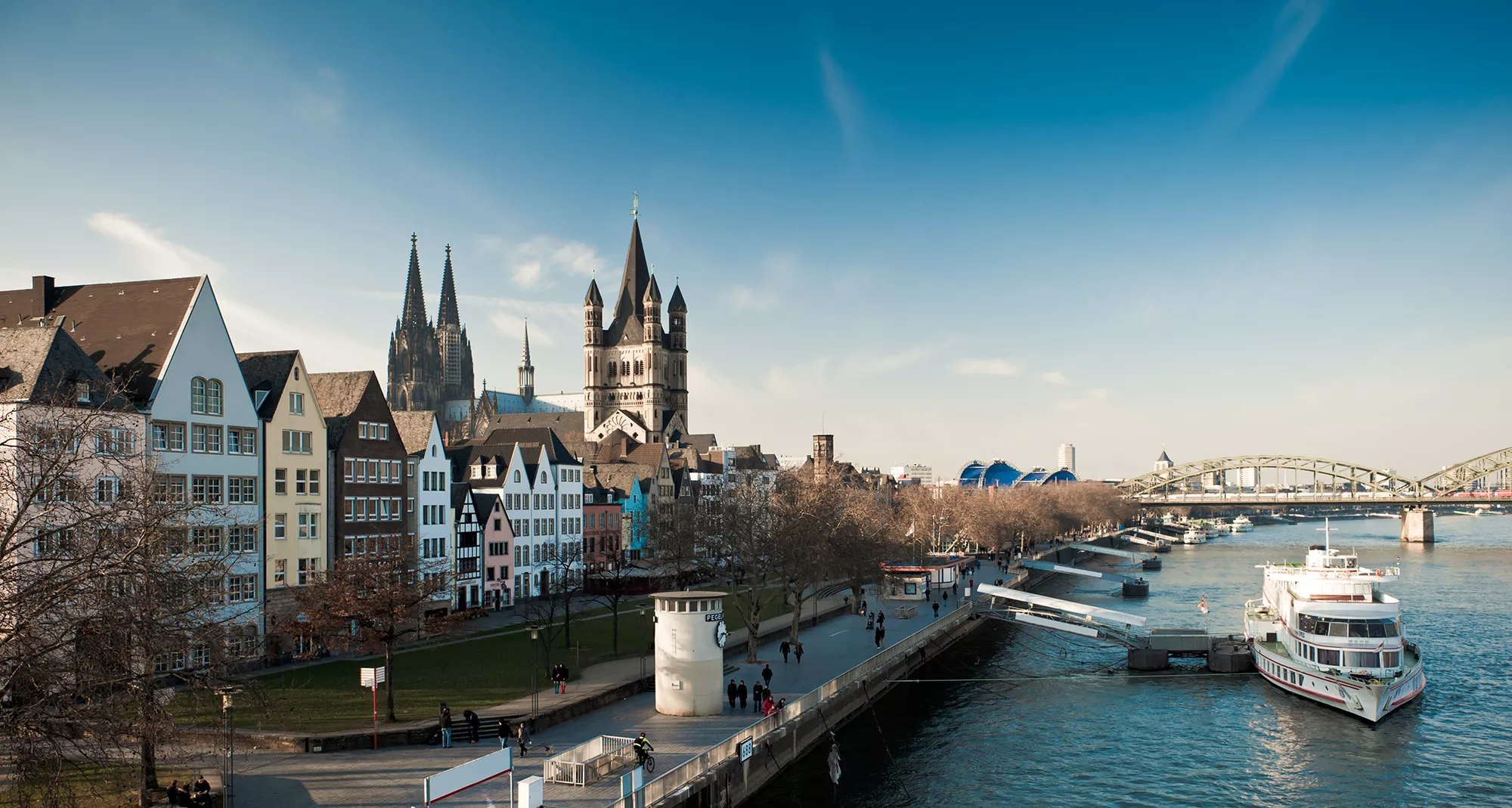Rheinufer mit Flussschiff auf dem Kurztrip Köln