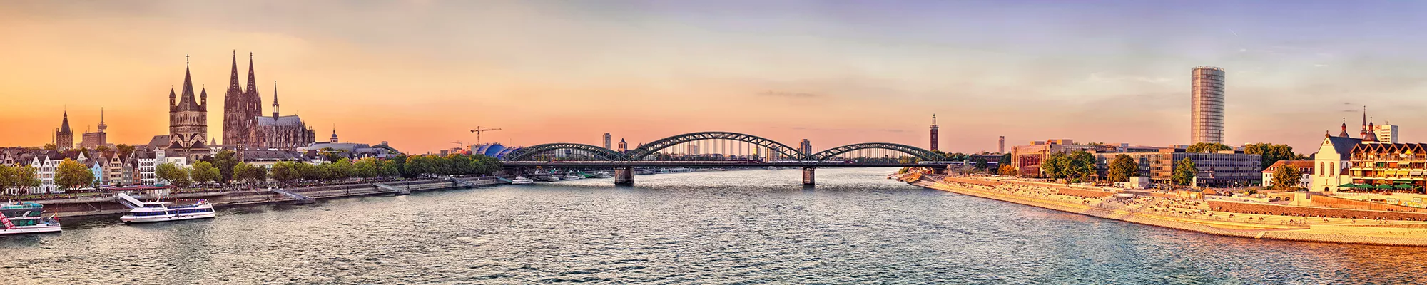 Blick vom Rhein auf das abendliche Köln Panorama bei Sonnenuntergang mit Skyline, Dom und Hohenzollernbrücke