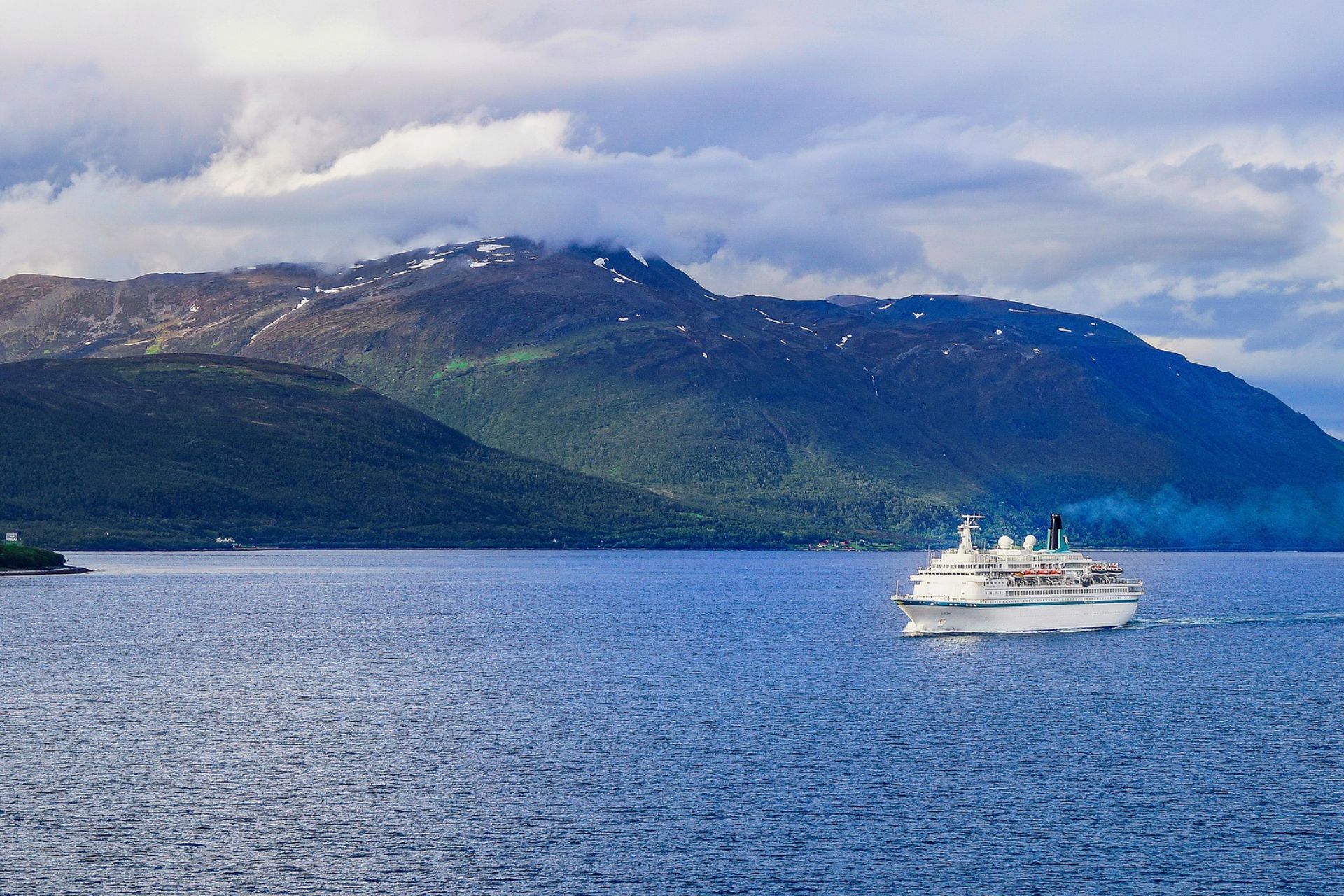 Schiff vor der Kulisse Norwegens bei Hochsee Kreuzfahrten