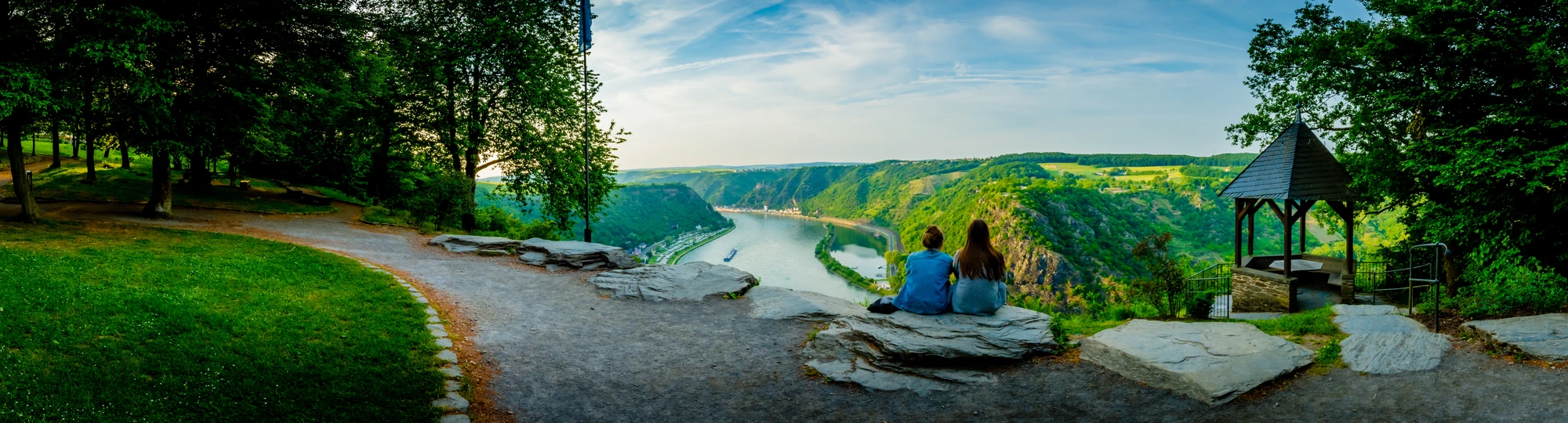 Freunde blicken auf den Rhein und die Loreley, aovo Kurzurlaub, Panorama