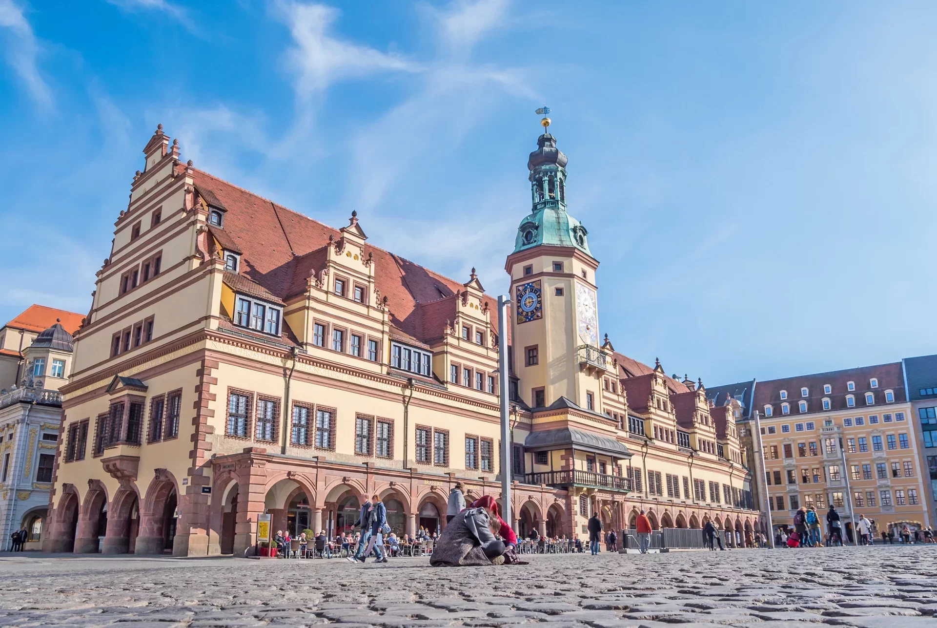 Rathaus und Marktplatz mit blauem Himmel beim Kurzurlaub in Leipzig