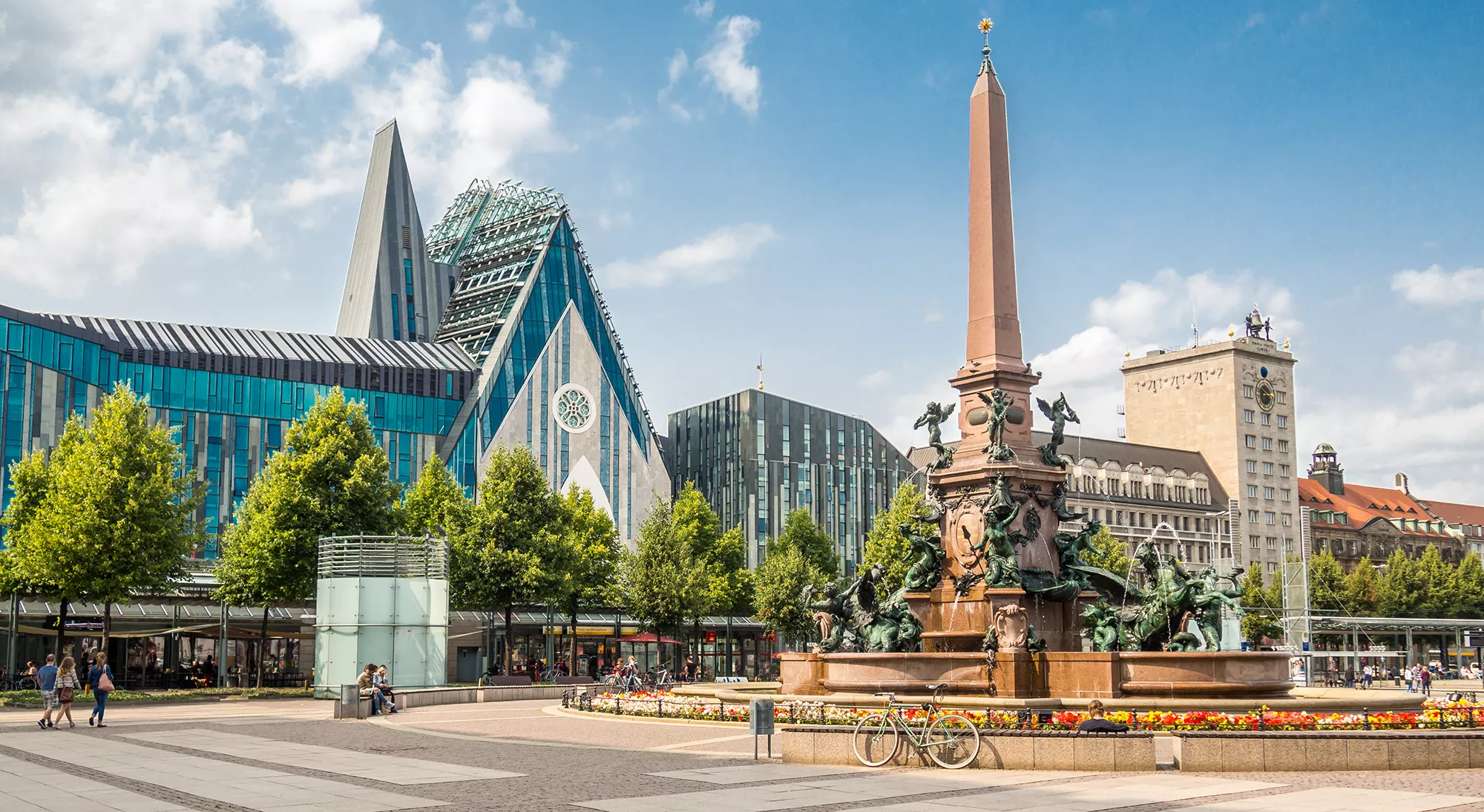 Stadt Leipzig mit Mendebrunnen vor der Universität Leipzig bei Sonnenschein