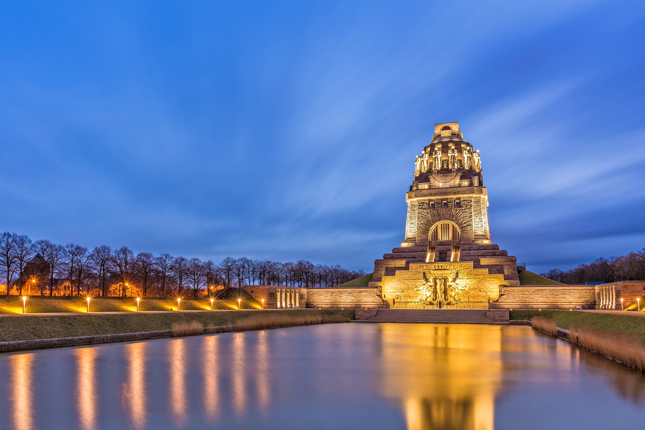 Völkerschlachtdenkmal bei Nacht beim Kurzurlaub in Leipzig