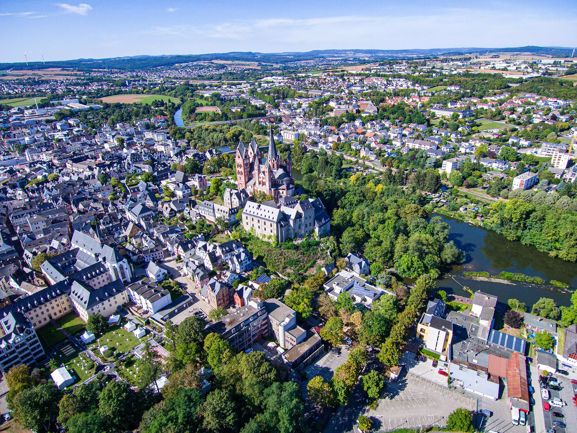 Limburg- Blick auf Stadtzentrum, den Dom und die Lahn aus der Vogelperspektive.