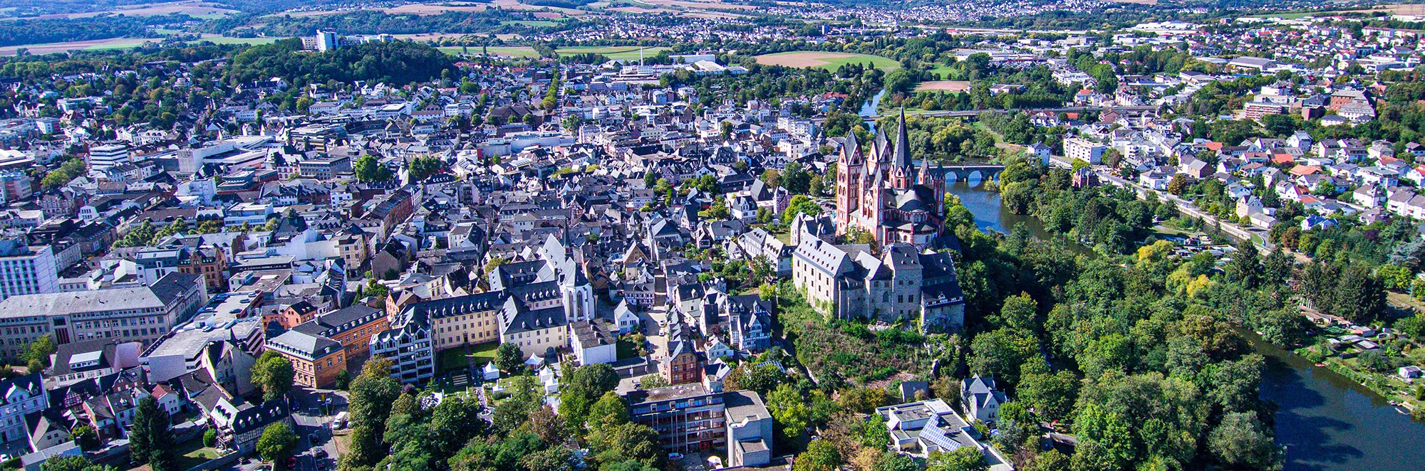Klarer weitläufiger Blick auf ein Meer von Häusern des Stadtzentrum von Limburg an der Lahn aus der Vogelperspektive.