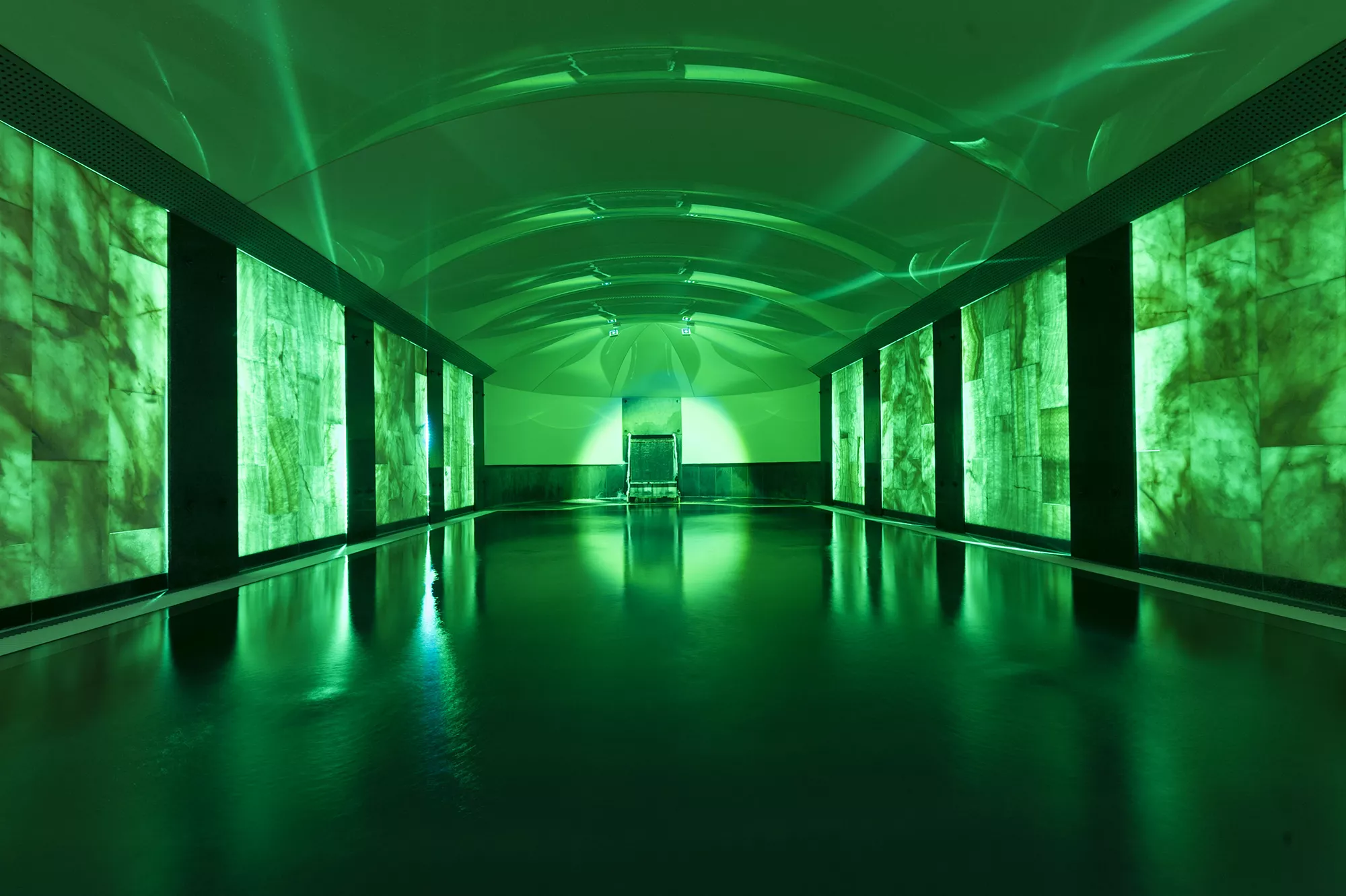 In dunklem grün gehaltene Solegrotte im Lindner Hotel & Resort in Binshof in Speyer