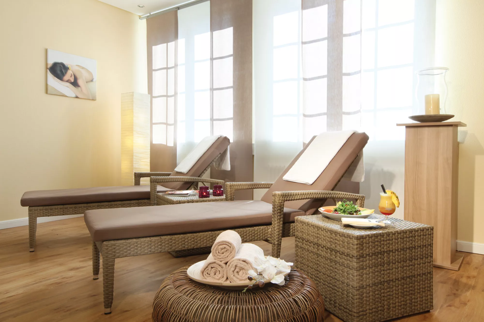 Gepflegte Ruheraum in zarten Gelb- und Brauntönen und eingerichtet mit bequemen Indoor Wellness Möbeln im Lindner Hotel & Sporting Club Wiesensee