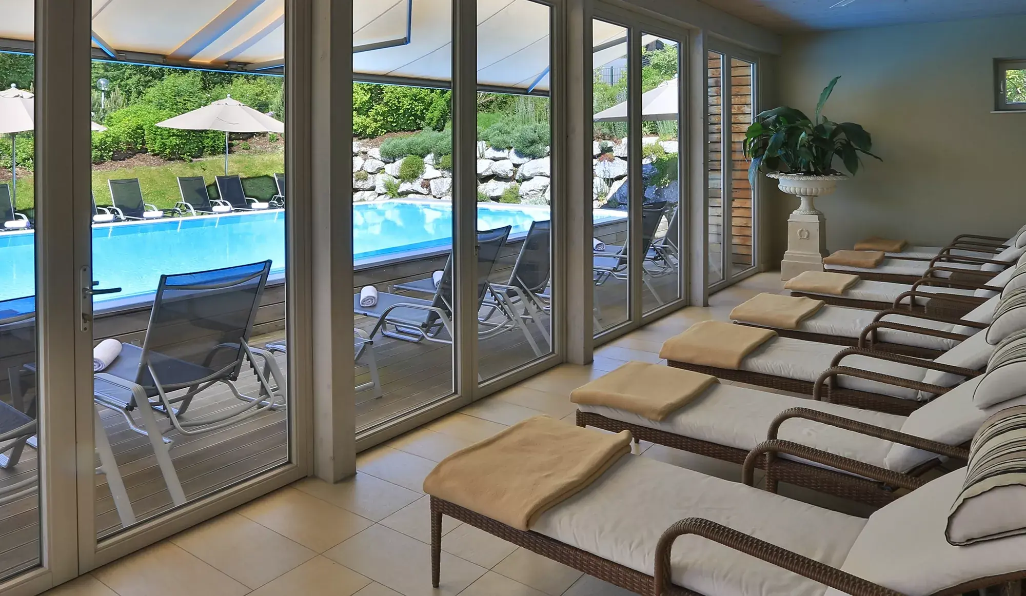 Der Ruheraum im Lindner Parkhotel & SPA Oberstaufen, dem Wellnesshotel im Allgäu besticht durch große Fenster mit Blick auf den Außenpool