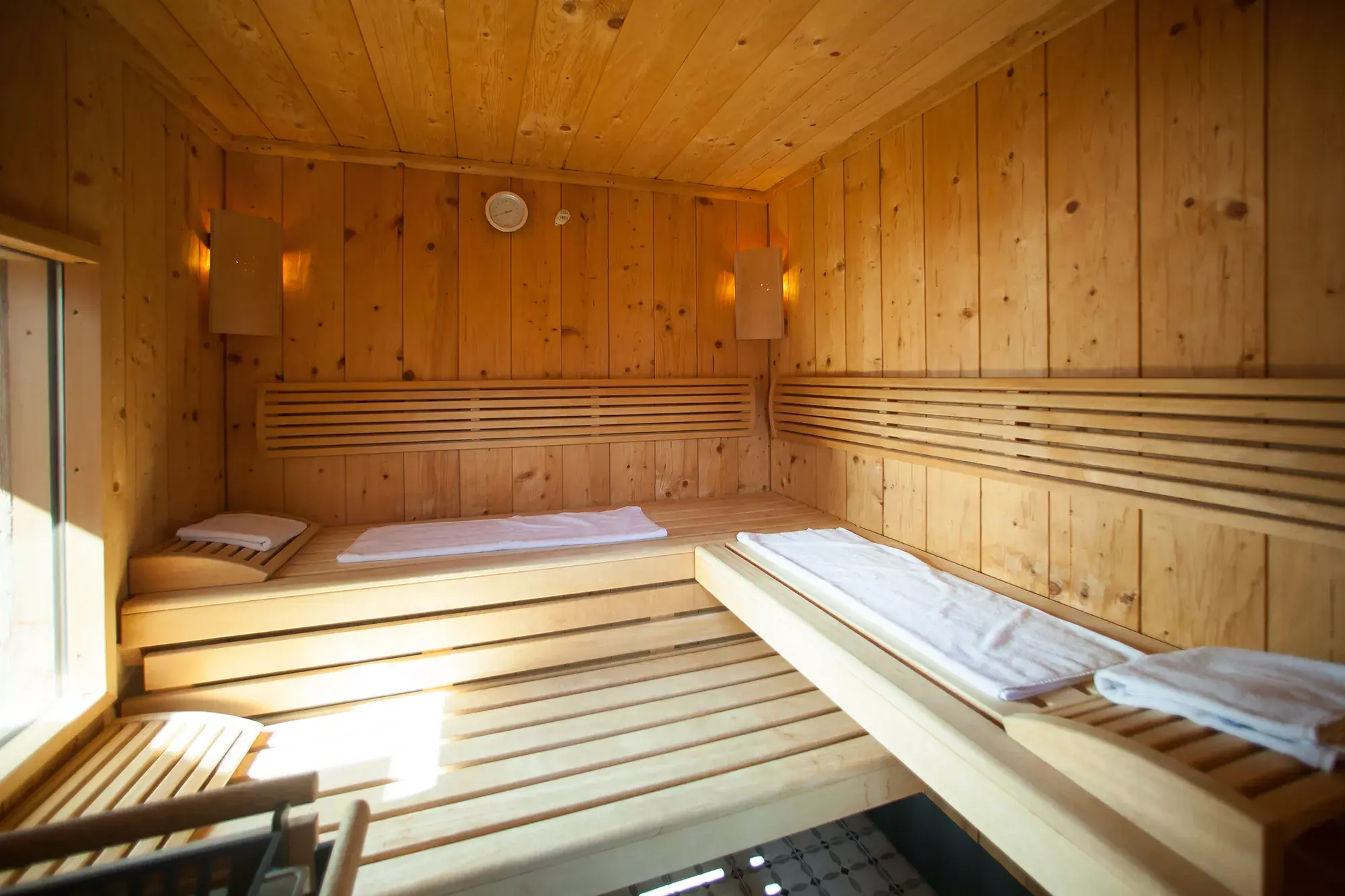 Finnische Sauna im Lindner Parkhotel & SPA Oberstaufen dem Wellnesshotel im Allgäu mit hellem Holz und großen Liege-Sitzflächen ausgestattet