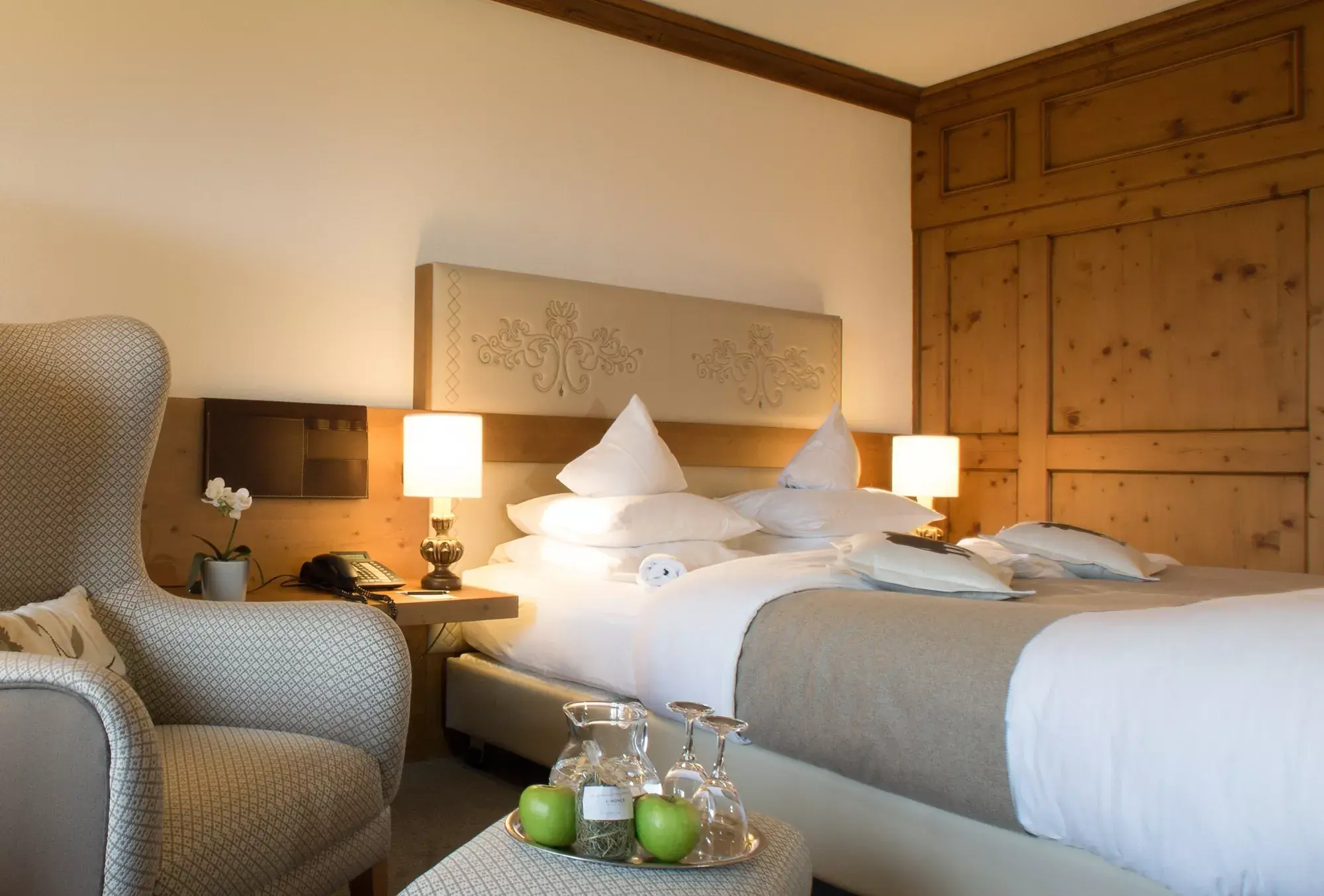 First Class Doppelzimmer im Lindner Parkhotel & SPA Oberstaufen dem Wellnesshotel im Allgäu mit eleganten Mobiliar und edlen Holzelementen