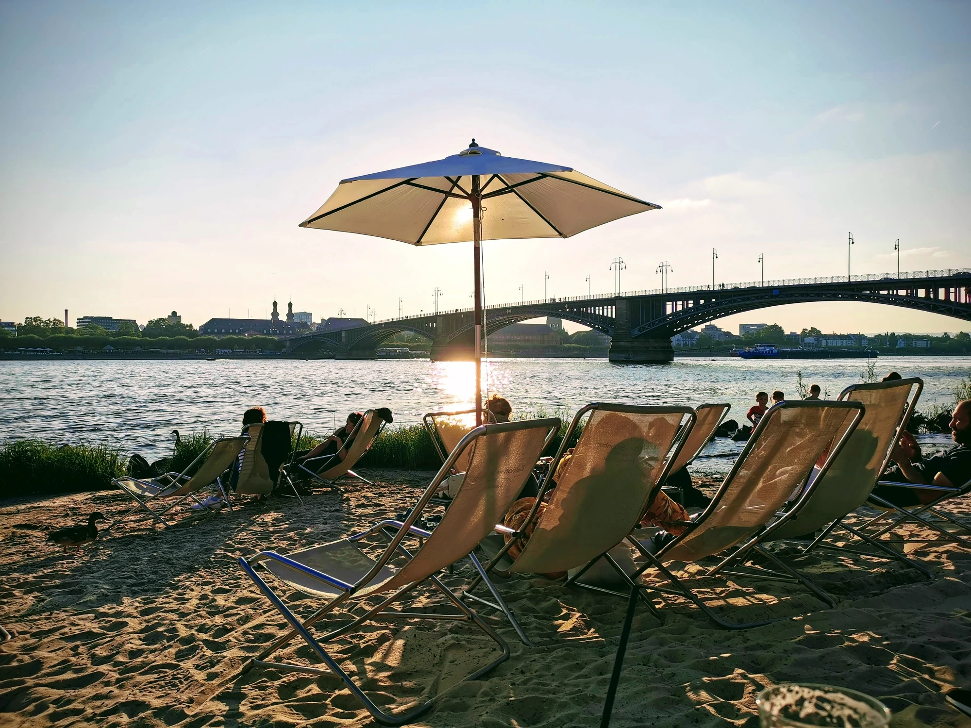 Mainz, Rheinuferstrand mit Liegstühlen