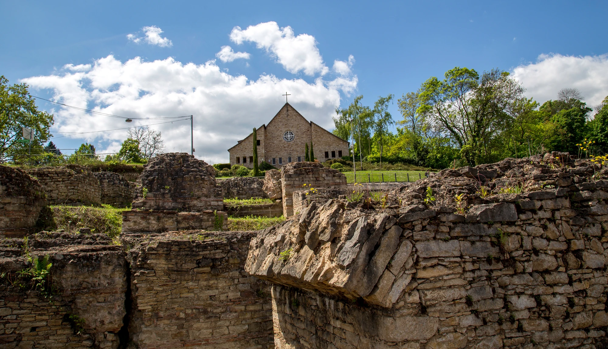 Mainz, Ruinen des Römischen Theaters mit Lutherkirche
