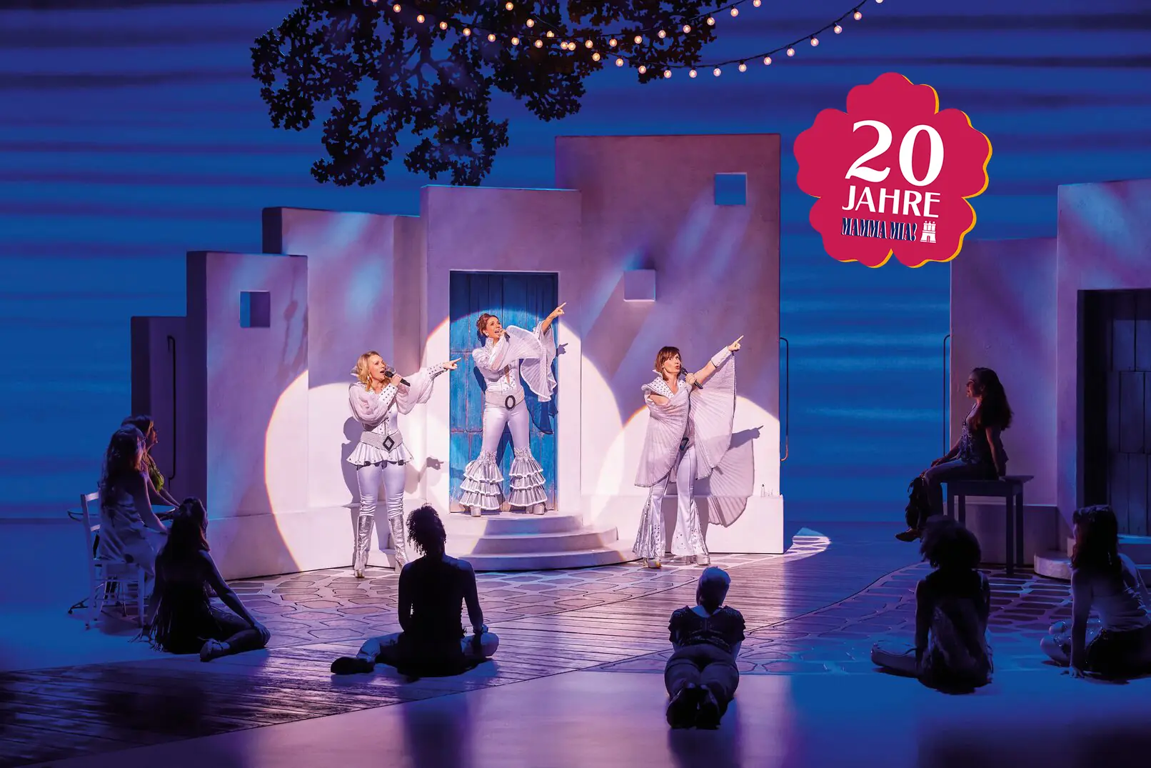 Mamma Mia in Hamburg - 20 Jahre Hamburg - Szene mit 2 Sängerinnen in weißen Kostümen