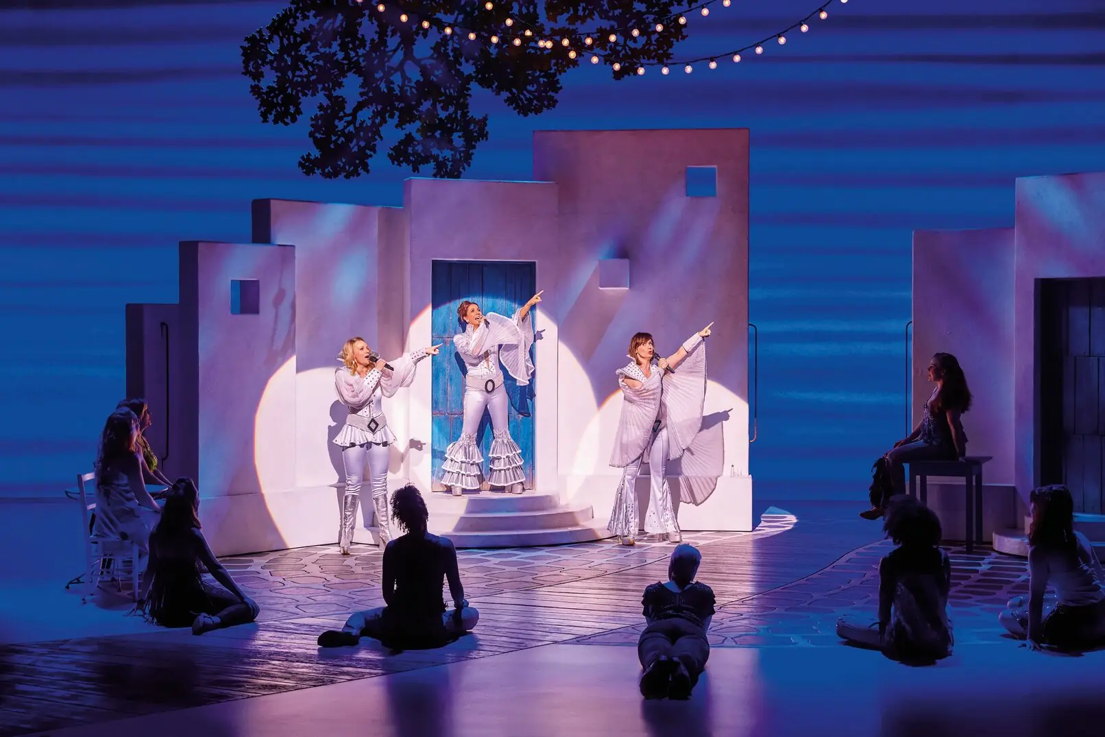 Mamma Mia in Hamburg - Szene dreier Sängerinnen in weißen Kostümen zum Titel Super Trouper