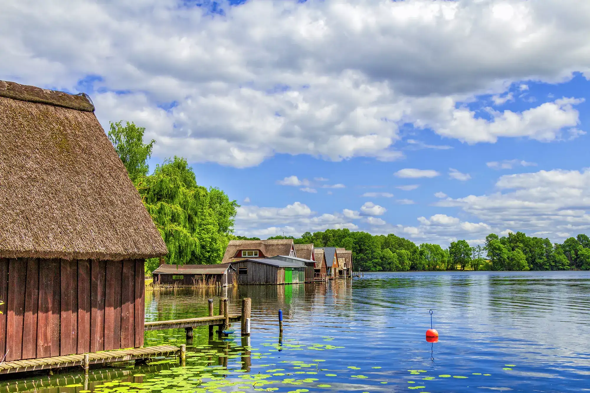 Häuser Steg an der Müritz mit blauen Himmel und Kumuluswolken