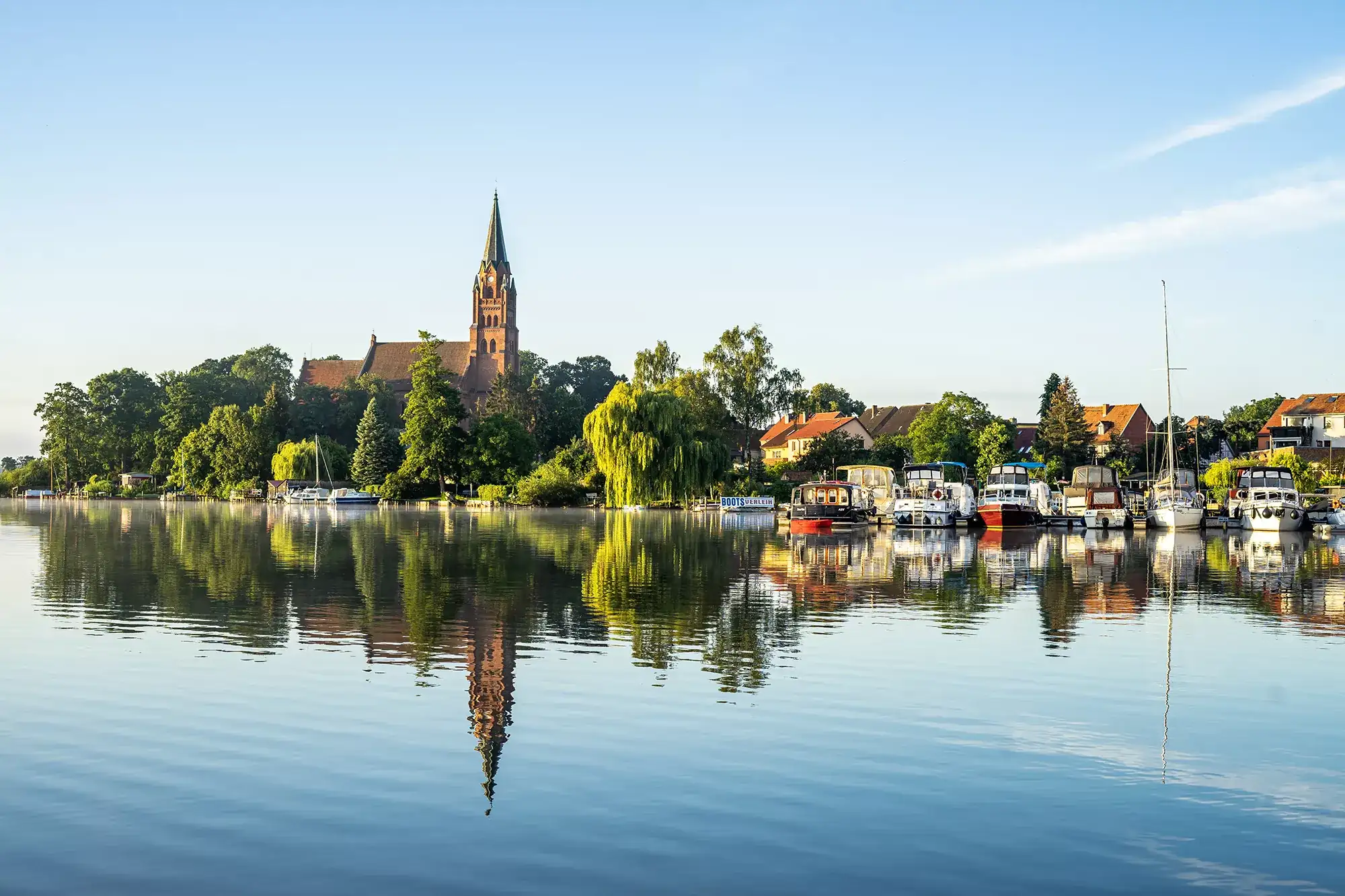 Blick vom Wasser auf Röbel an der Müritz mit Motorbooten