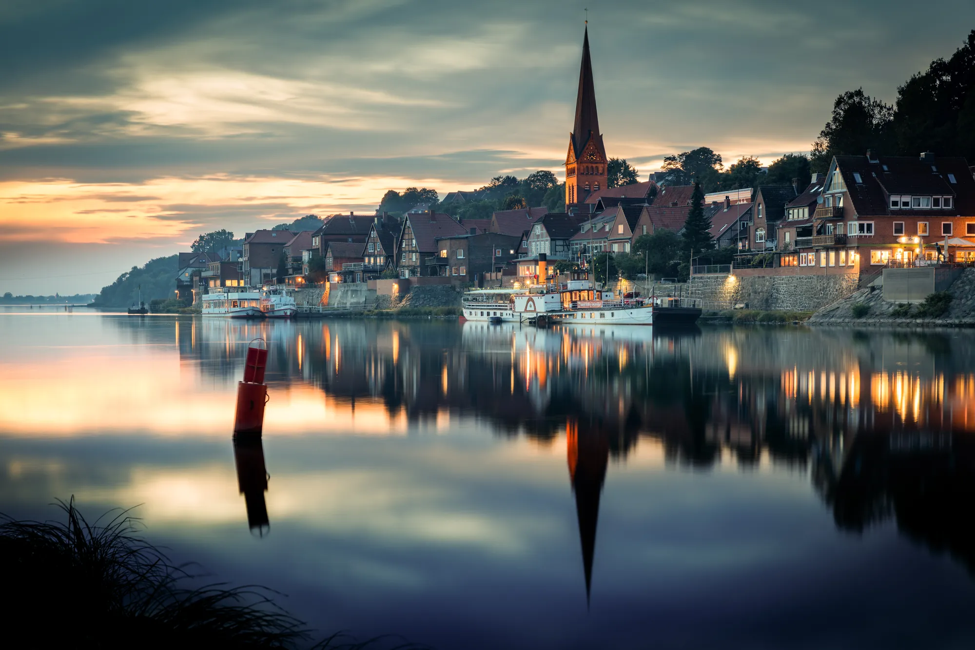 Lauenburg an der Elbe bei Dämmerung - Stadt am Ufer, spiegelt am Meeresspiegel