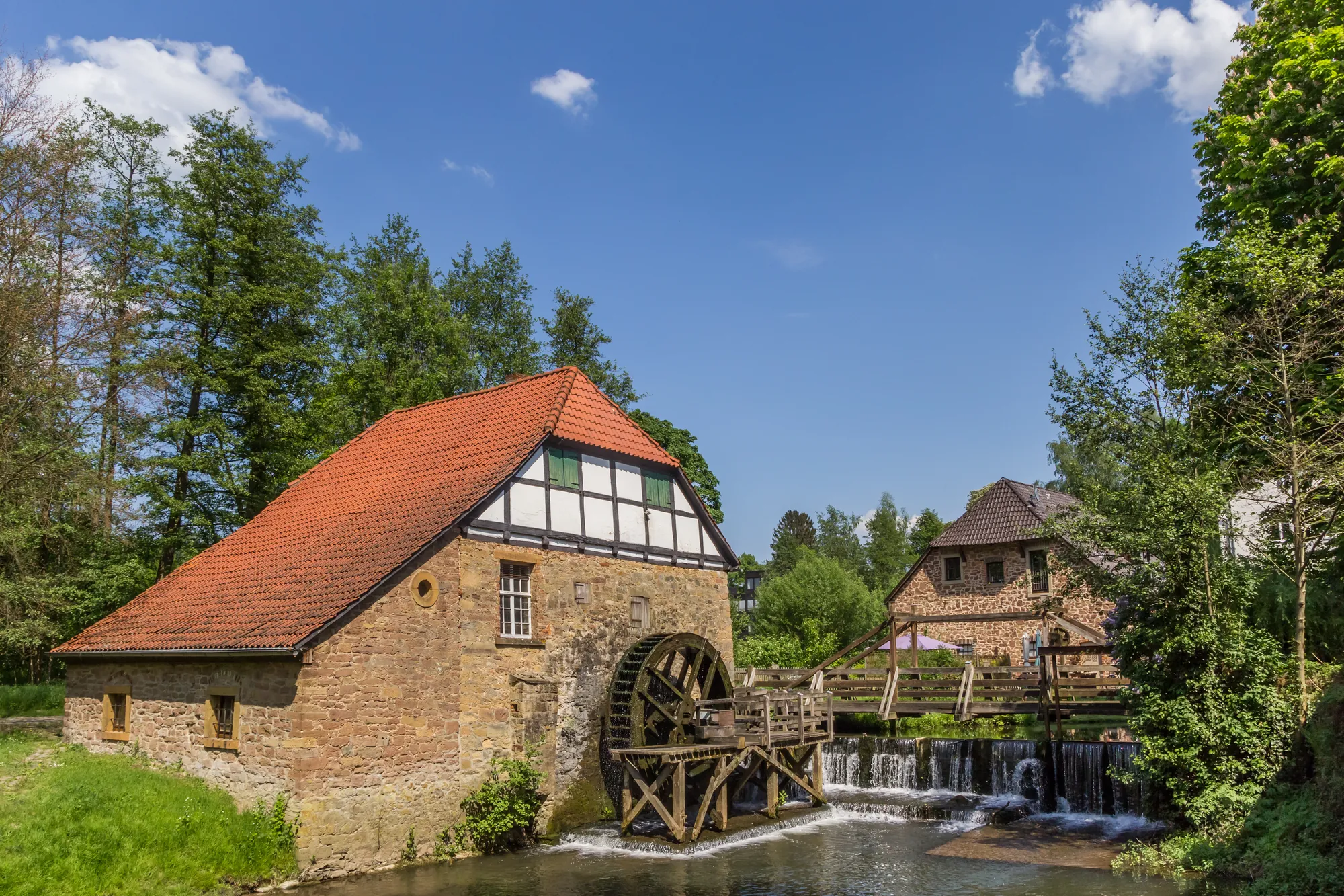 Traditionelle Wassermühle in einer Naturlandschaft