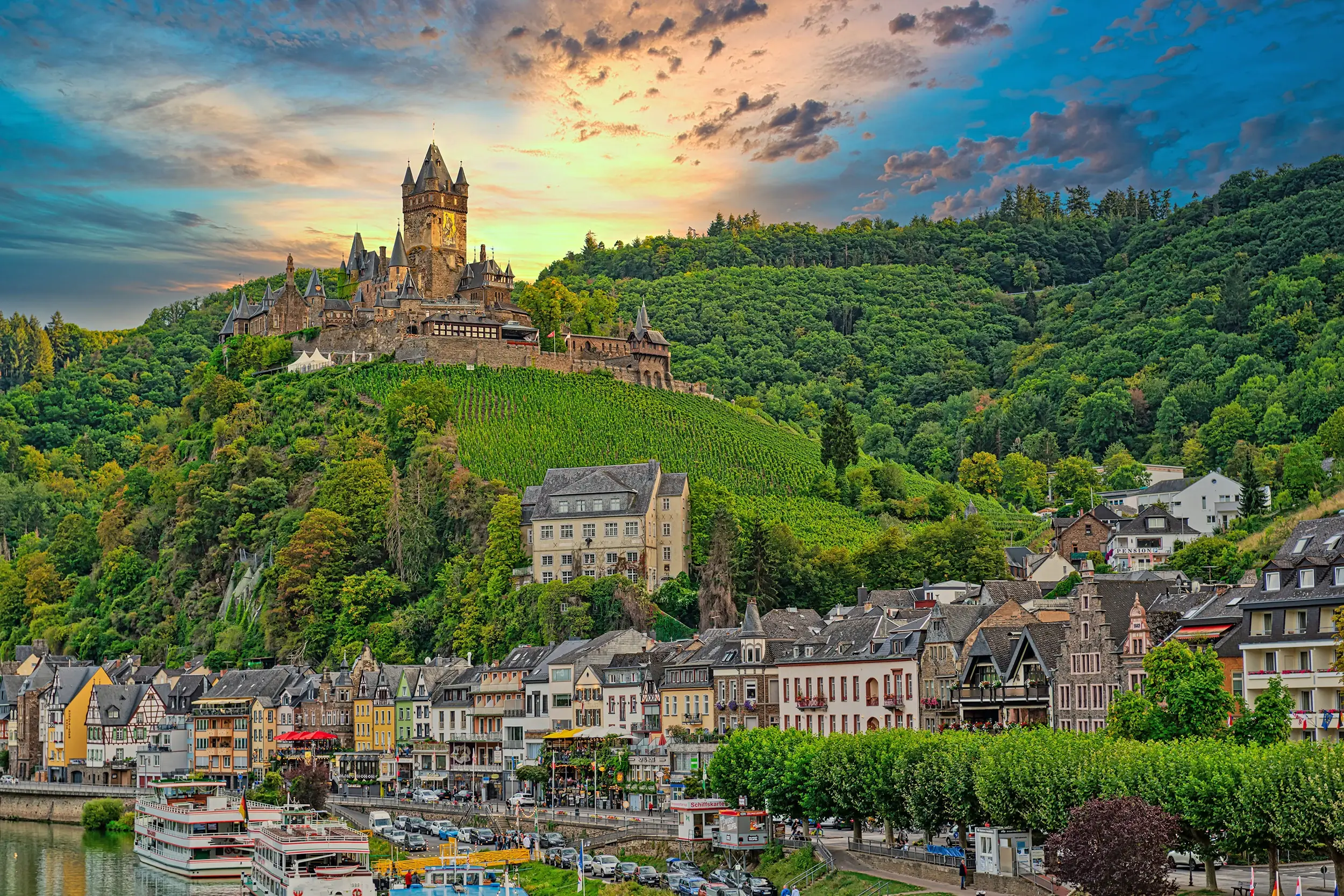 Burg Eltz bei Sonnenuntergang bei Mosel Urlaub