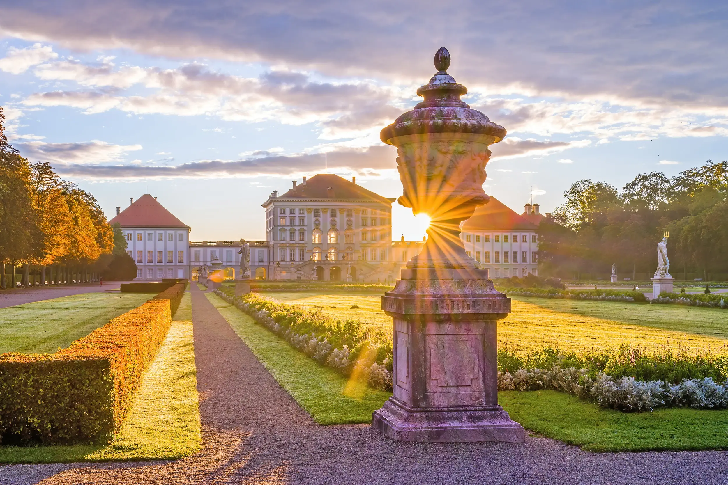 Garten des Schloss Nymphenburg im Sonnenuntergang während eines Kurzurlaubs in München