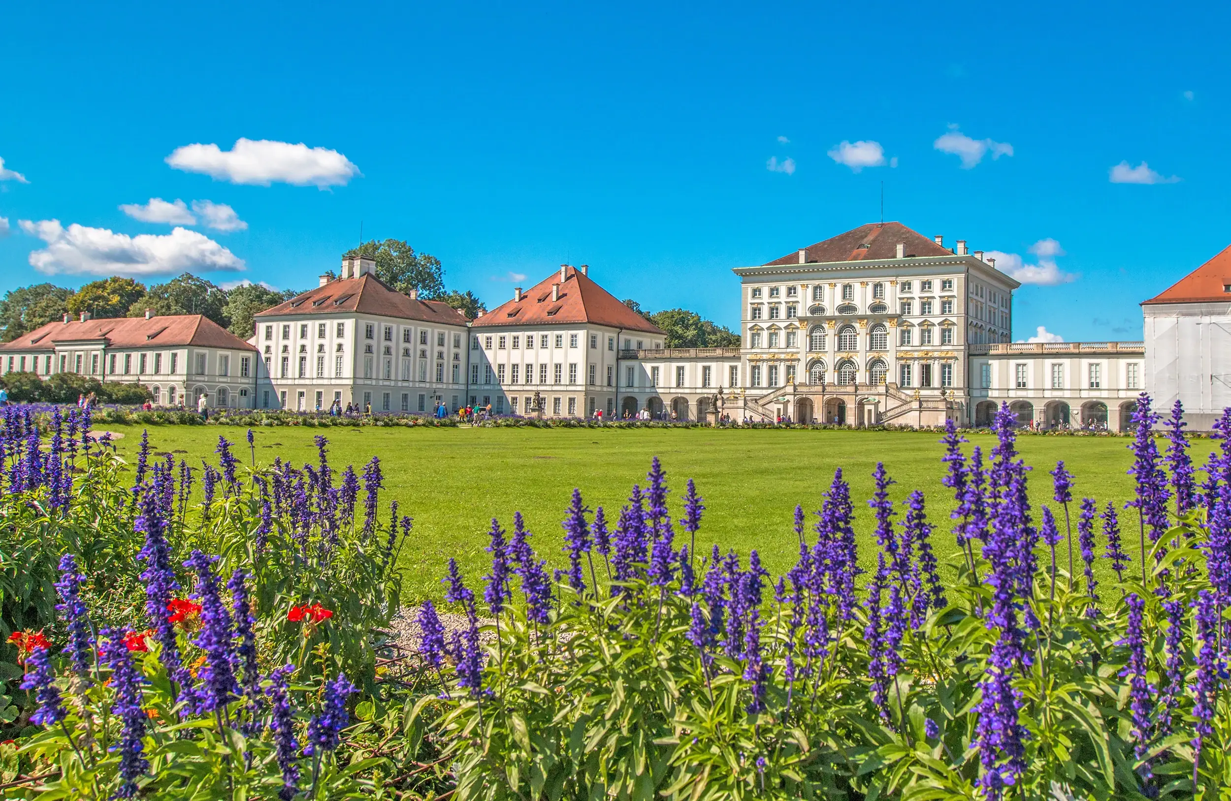 Schloss Nymphenburg von der Parkseite bei Sonnenschein bei einem Kurzurlaub in München